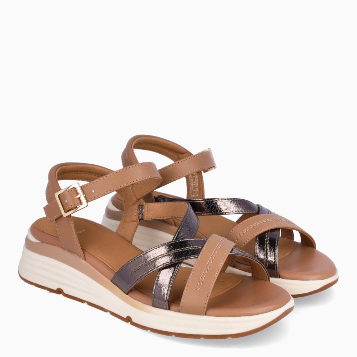 Sandalias de marca Geox, modelo DJ6. Sandalias elaboradas en polipiel color beig con tiras cruzadas en pala. Interior en piel color beig. Cierre de sandalias Geox con hebilla en tobillo y suela de goma plana. Sandalias Geox DJ6 ideal para tu día a día!