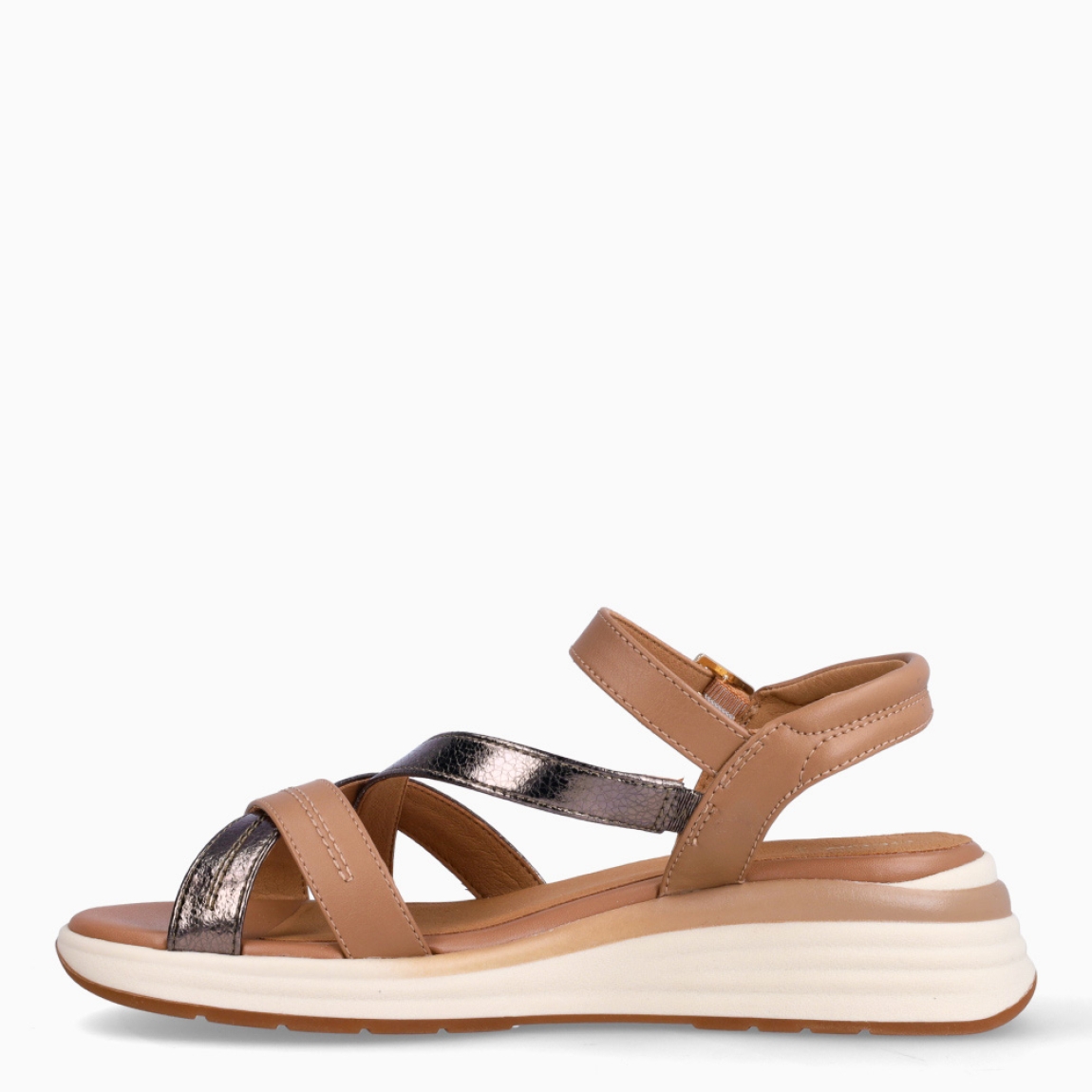 Sandalias de marca Geox, modelo DJ6. Sandalias elaboradas en polipiel color beig con tiras cruzadas en pala. Interior en piel color beig. Cierre de sandalias Geox con hebilla en tobillo y suela de goma plana. Sandalias Geox DJ6 ideal para tu día a día!