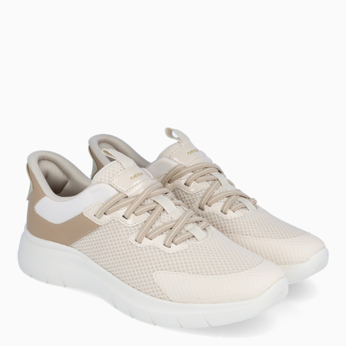 Deportivas de la marca Geox, modelo D670. Elaboradas en nyalon color beig con efecto rejilla transpirables y detalle en camel en el talón. Interior en piel color beig con plantilla acolchada y extraíble para máxima comodidad. Deportivas Geox con cordones elásticos de color beig y suela de goma plana. Deportivas Geox D670, complemento clásico para tu día a día!