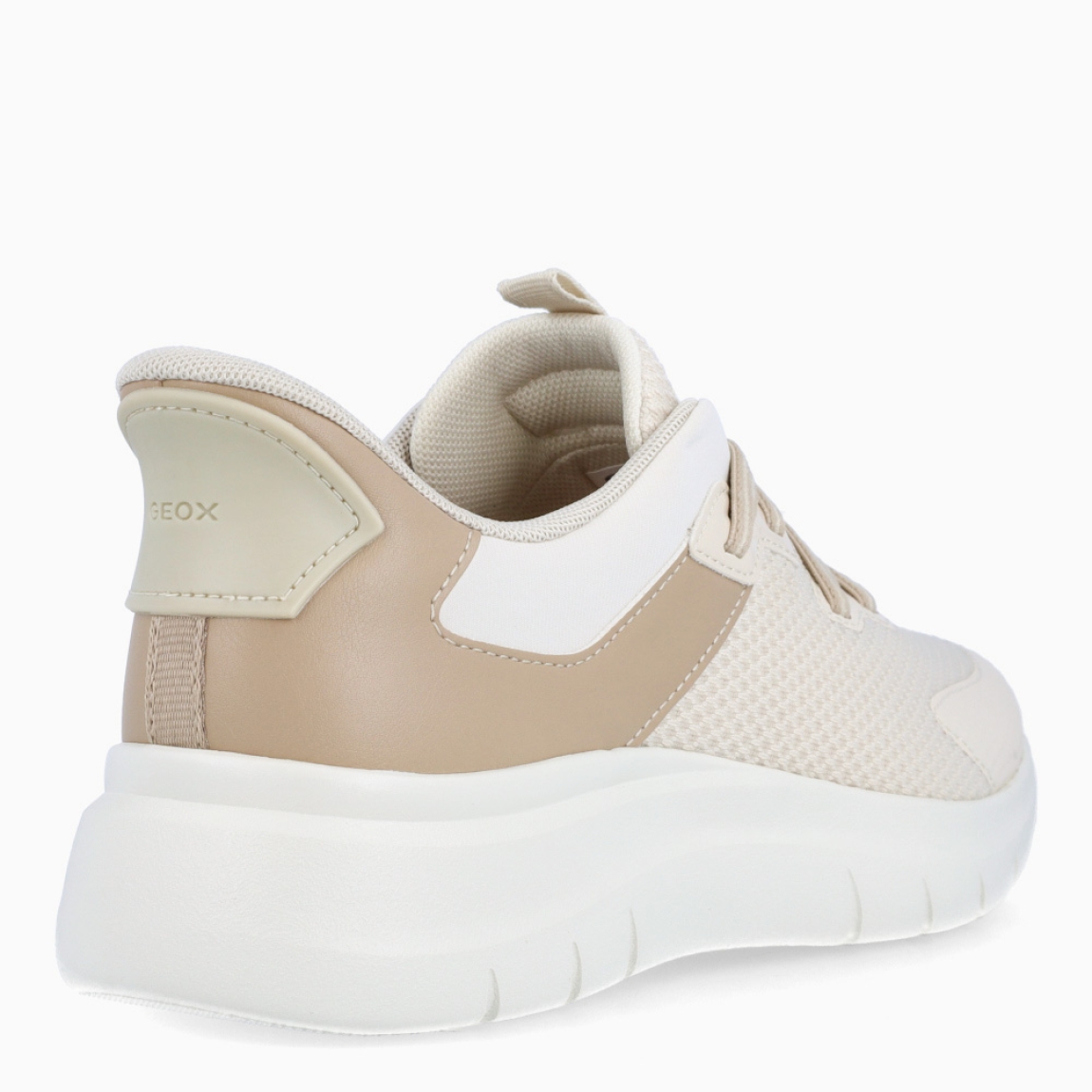 Deportivas de la marca Geox, modelo D670. Elaboradas en nyalon color beig con efecto rejilla transpirables y detalle en camel en el talón. Interior en piel color beig con plantilla acolchada y extraíble para máxima comodidad. Deportivas Geox con cordones elásticos de color beig y suela de goma plana. Deportivas Geox D670, complemento clásico para tu día a día!