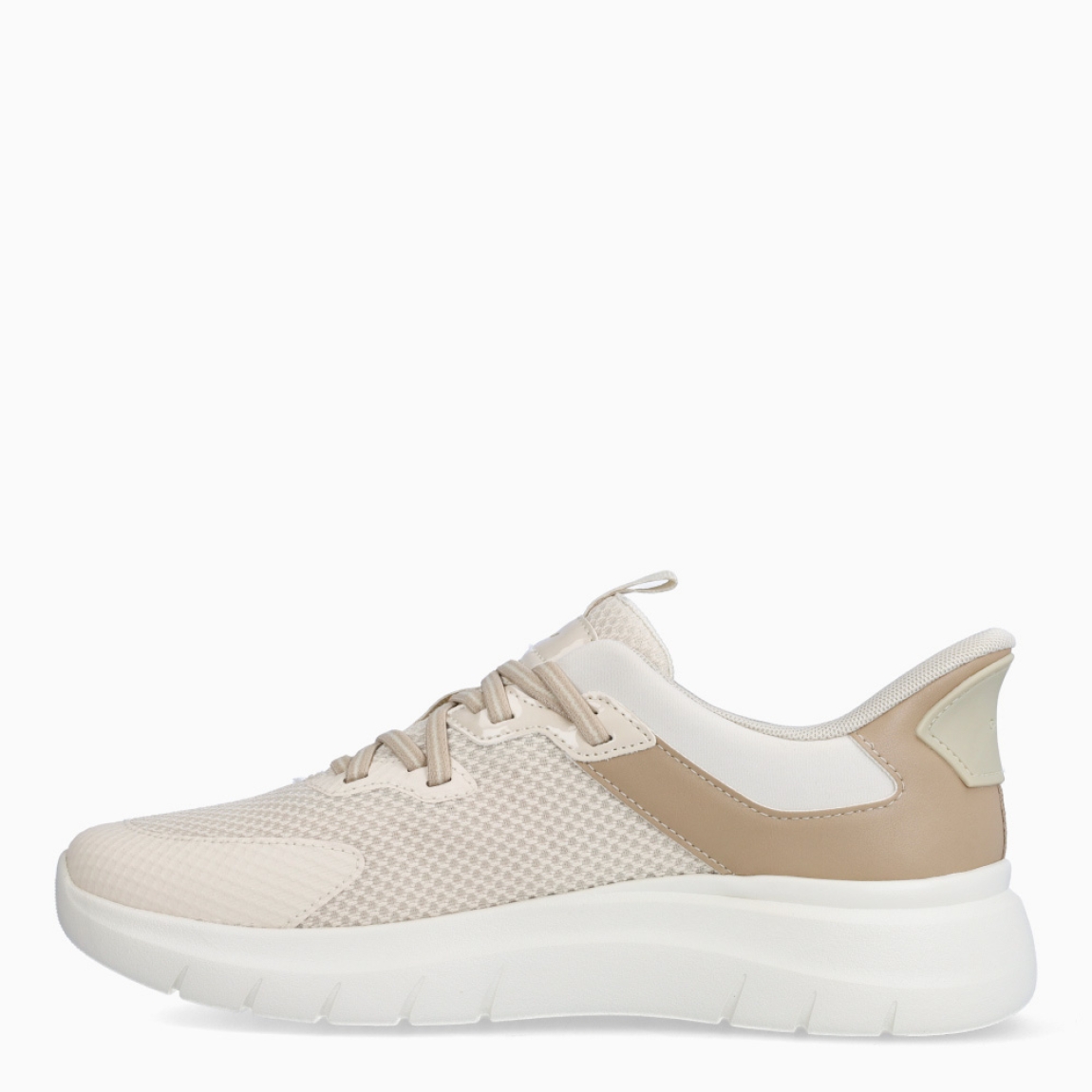 Deportivas de la marca Geox, modelo D670. Elaboradas en nyalon color beig con efecto rejilla transpirables y detalle en camel en el talón. Interior en piel color beig con plantilla acolchada y extraíble para máxima comodidad. Deportivas Geox con cordones elásticos de color beig y suela de goma plana. Deportivas Geox D670, complemento clásico para tu día a día!