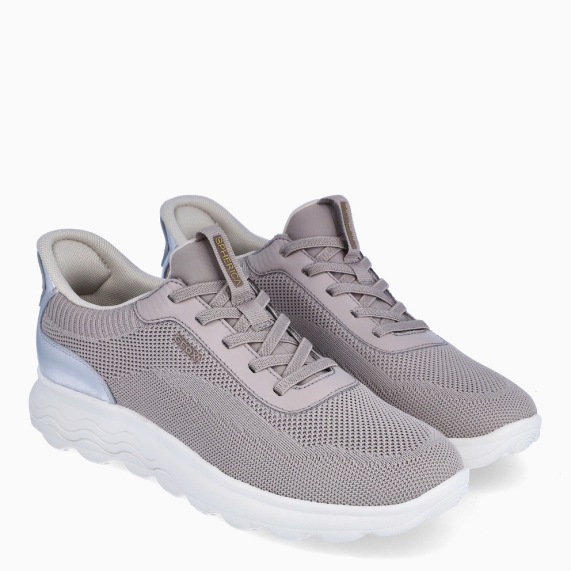 Deportivas de la marca Geox, modelo D55. Elaboradas en naylon color gris, transpirables y detalle en plateado en el talón. Interior en piel color gris con plantilla acolchada y extraíble para máxima comodidad. Deportivas Geox con cierre de cordones y suela dentada de goma plana. Deportivas Geox D55, complemento clásico para tu día a día!