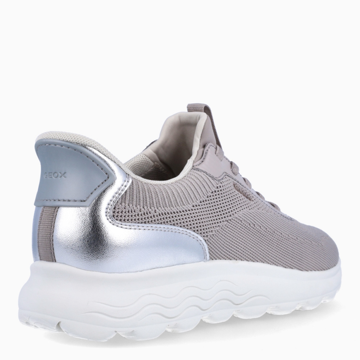 Deportivas de la marca Geox, modelo D55. Elaboradas en naylon color gris, transpirables y detalle en plateado en el talón. Interior en piel color gris con plantilla acolchada y extraíble para máxima comodidad. Deportivas Geox con cierre de cordones y suela dentada de goma plana. Deportivas Geox D55, complemento clásico para tu día a día!