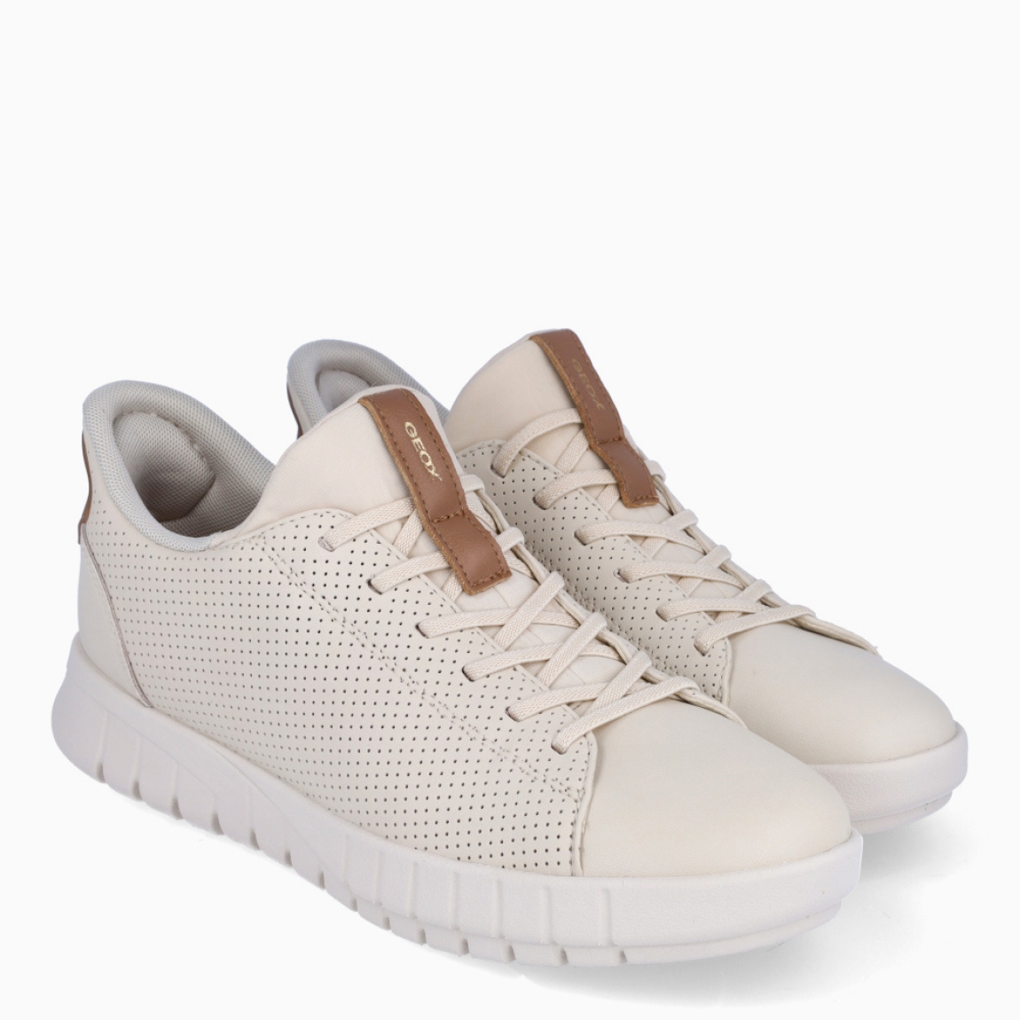 Deportivas de la marca Geox, modelo D65. Elaboradas en piel color beig con efecto troquelado. Interior en piel color blanco con plantilla acolchada y extraíble para máxima comodidad. Deportivas Geox con cierre de cordones y suela dentada de goma plana. Deportivas Geox D65, complemento clásico para tu día a día!