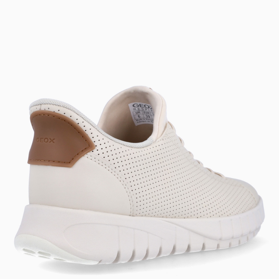 Deportivas de la marca Geox, modelo D65. Elaboradas en piel color beig con efecto troquelado. Interior en piel color blanco con plantilla acolchada y extraíble para máxima comodidad. Deportivas Geox con cierre de cordones y suela dentada de goma plana. Deportivas Geox D65, complemento clásico para tu día a día!