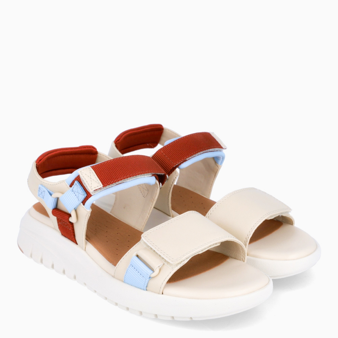 Sandalia para mujer de la marca Geox modelo DEBBY. Elaborada en piel color beig con detalle de doble tiras en pala con toques de piel en color celeste y rojo, de estilo diario, que garantiza confort y transpirabilidad durante todo el día. Cierre con triple velcro, en pala, empeine y talón. Este modelo, cuenta con una suela de goma plana. Ideal para la ciudad, DEBBY está pensada para añadir un toque moderno a los looks de verano.