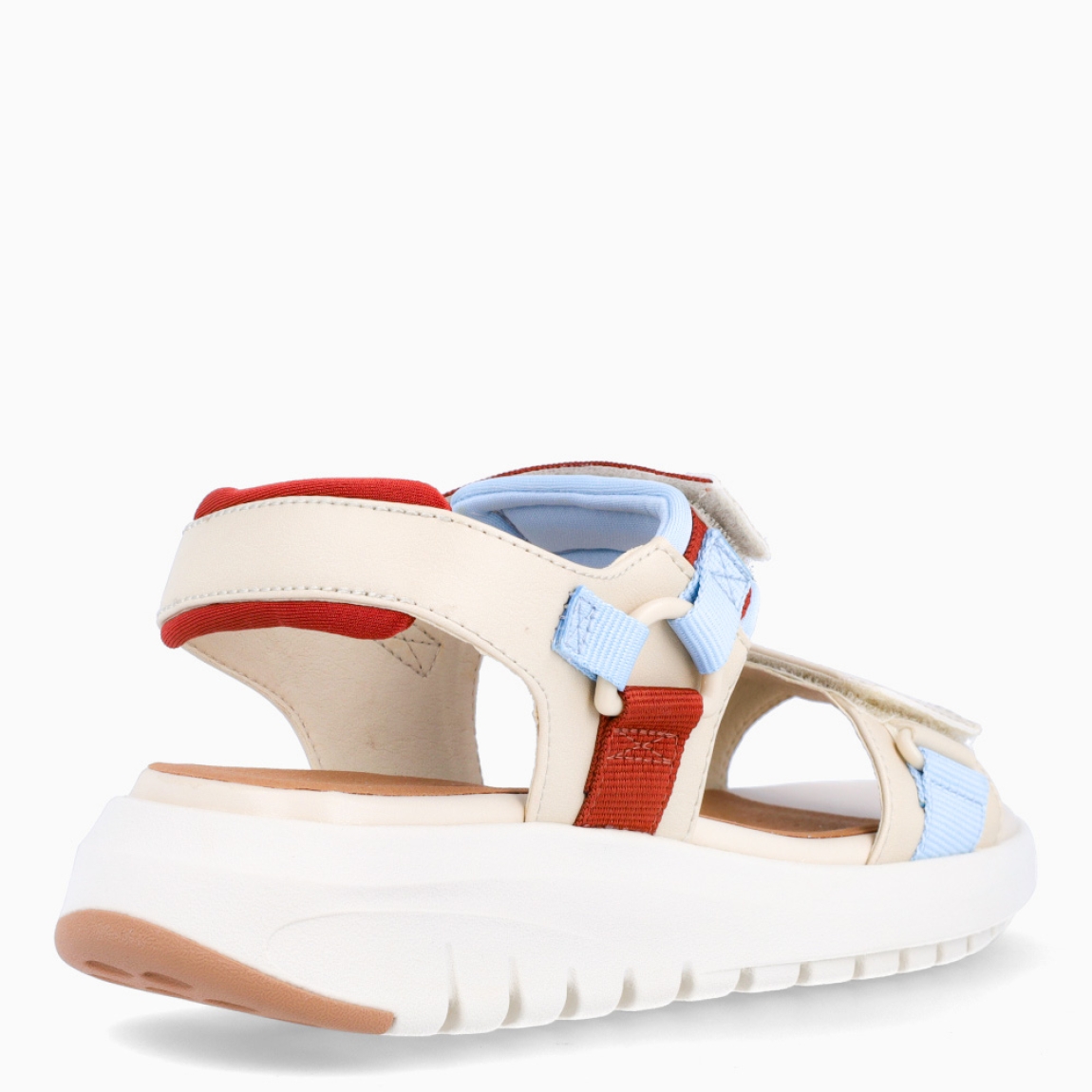 Sandalia para mujer de la marca Geox modelo DEBBY. Elaborada en piel color beig con detalle de doble tiras en pala con toques de piel en color celeste y rojo, de estilo diario, que garantiza confort y transpirabilidad durante todo el día. Cierre con triple velcro, en pala, empeine y talón. Este modelo, cuenta con una suela de goma plana. Ideal para la ciudad, DEBBY está pensada para añadir un toque moderno a los looks de verano.