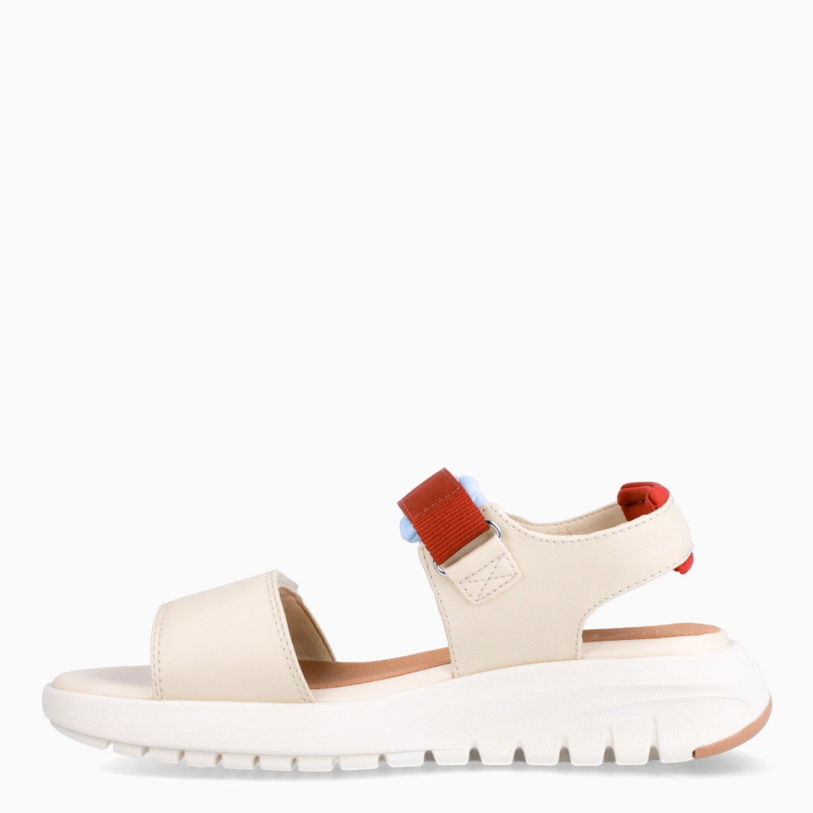 Sandalia para mujer de la marca Geox modelo DEBBY. Elaborada en piel color beig con detalle de doble tiras en pala con toques de piel en color celeste y rojo, de estilo diario, que garantiza confort y transpirabilidad durante todo el día. Cierre con triple velcro, en pala, empeine y talón. Este modelo, cuenta con una suela de goma plana. Ideal para la ciudad, DEBBY está pensada para añadir un toque moderno a los looks de verano.