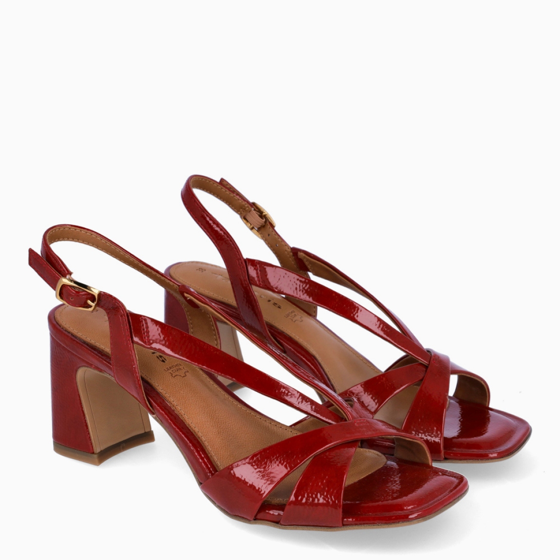 Sandalias de la marca Tamaris, modelo RUBÍ. Exterior en charol color rojo con detalle de tiras cruzadas en la pala. Interior en piel color nude. Cierre de las sandalias Tamaris con hebilla en tobillo y tacón de 7cm de altura. Estas sandalias Tamaris RUBÍ son ideales para tus eventos importantes, con ellas lucirás un estilo único!