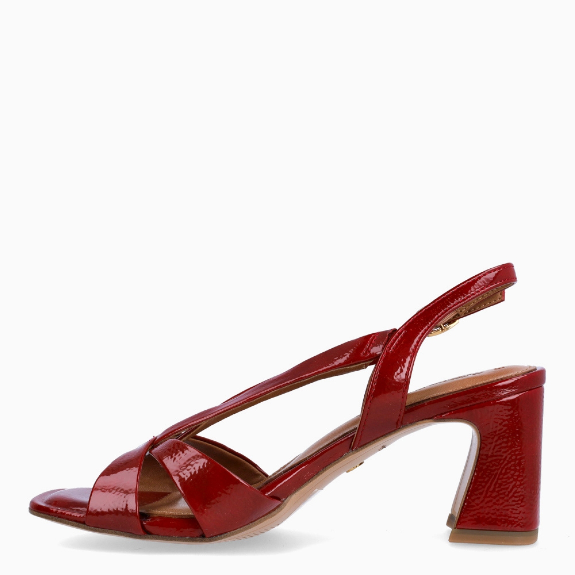 Sandalias de la marca Tamaris, modelo RUBÍ. Exterior en charol color rojo con detalle de tiras cruzadas en la pala. Interior en piel color nude. Cierre de las sandalias Tamaris con hebilla en tobillo y tacón de 7cm de altura. Estas sandalias Tamaris RUBÍ son ideales para tus eventos importantes, con ellas lucirás un estilo único!