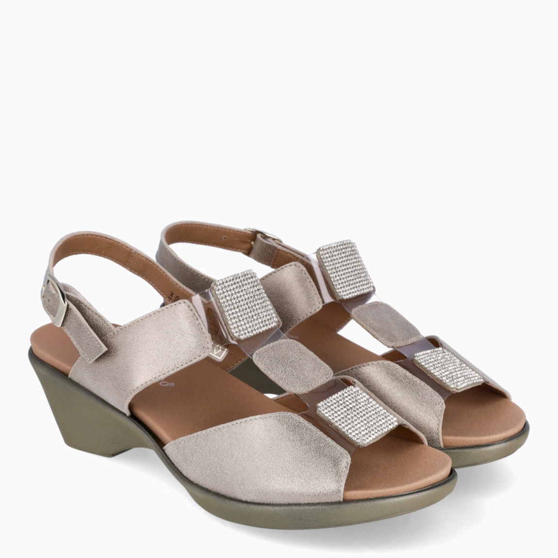 Sandalias de la marca PieSanto, modelo NIKITA. Exterior de las sandalias en piel color platino con detalle de brillantes en la pala. Interior de las sandalias en piel color marrón. Cierre de las sandalias PieSanto con hebilla en el tobillo y cuña de 5cm de altura. Estas sandalias PieSanto NIKITA son un complemento ligero y perfecto para esta temporada. No te puede faltar en el armario.