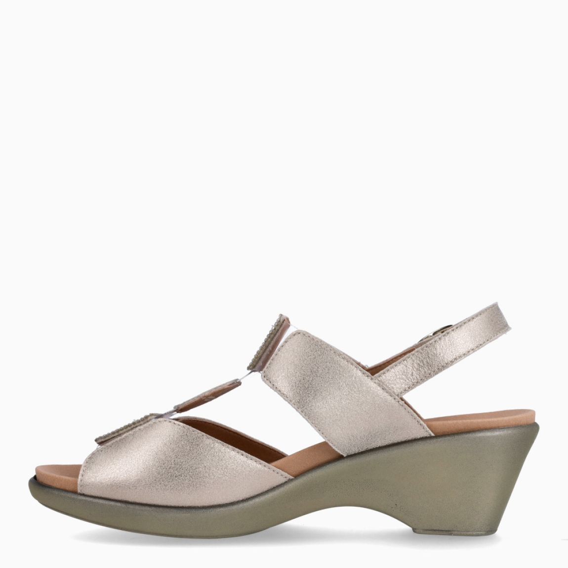 Sandalias de la marca PieSanto, modelo NIKITA. Exterior de las sandalias en piel color platino con detalle de brillantes en la pala. Interior de las sandalias en piel color marrón. Cierre de las sandalias PieSanto con hebilla en el tobillo y cuña de 5cm de altura. Estas sandalias PieSanto NIKITA son un complemento ligero y perfecto para esta temporada. No te puede faltar en el armario.