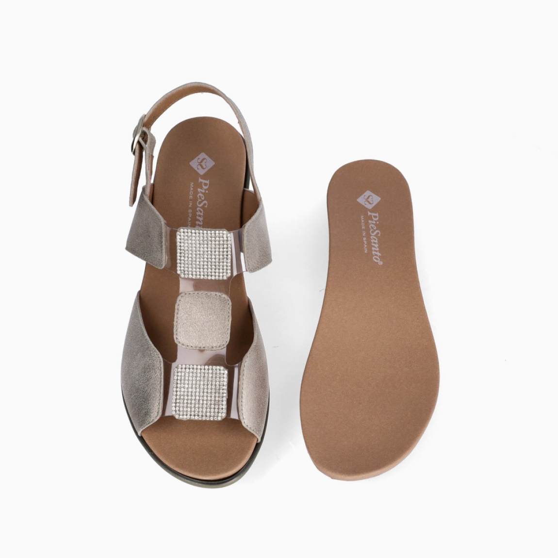 Sandalias de la marca PieSanto, modelo NIKITA. Exterior de las sandalias en piel color platino con detalle de brillantes en la pala. Interior de las sandalias en piel color marrón. Cierre de las sandalias PieSanto con hebilla en el tobillo y cuña de 5cm de altura. Estas sandalias PieSanto NIKITA son un complemento ligero y perfecto para esta temporada. No te puede faltar en el armario.