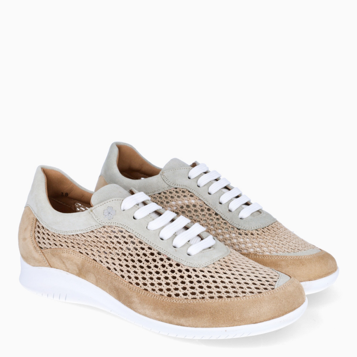 Deportivas de la marca Piesanto, modelo LUCCA. Elaboradas en textil efecto rejilla color beig. Deportivas transpirables Piesanto con detalle en ante color marrón. Cierre con cordones blancos. Interior con plantilla acolchada y extraíble para máxima comodidad. Suela plana de goma. Deportivas Piesanto LUCCA, complemento ideal en comodidad para tu día a día!