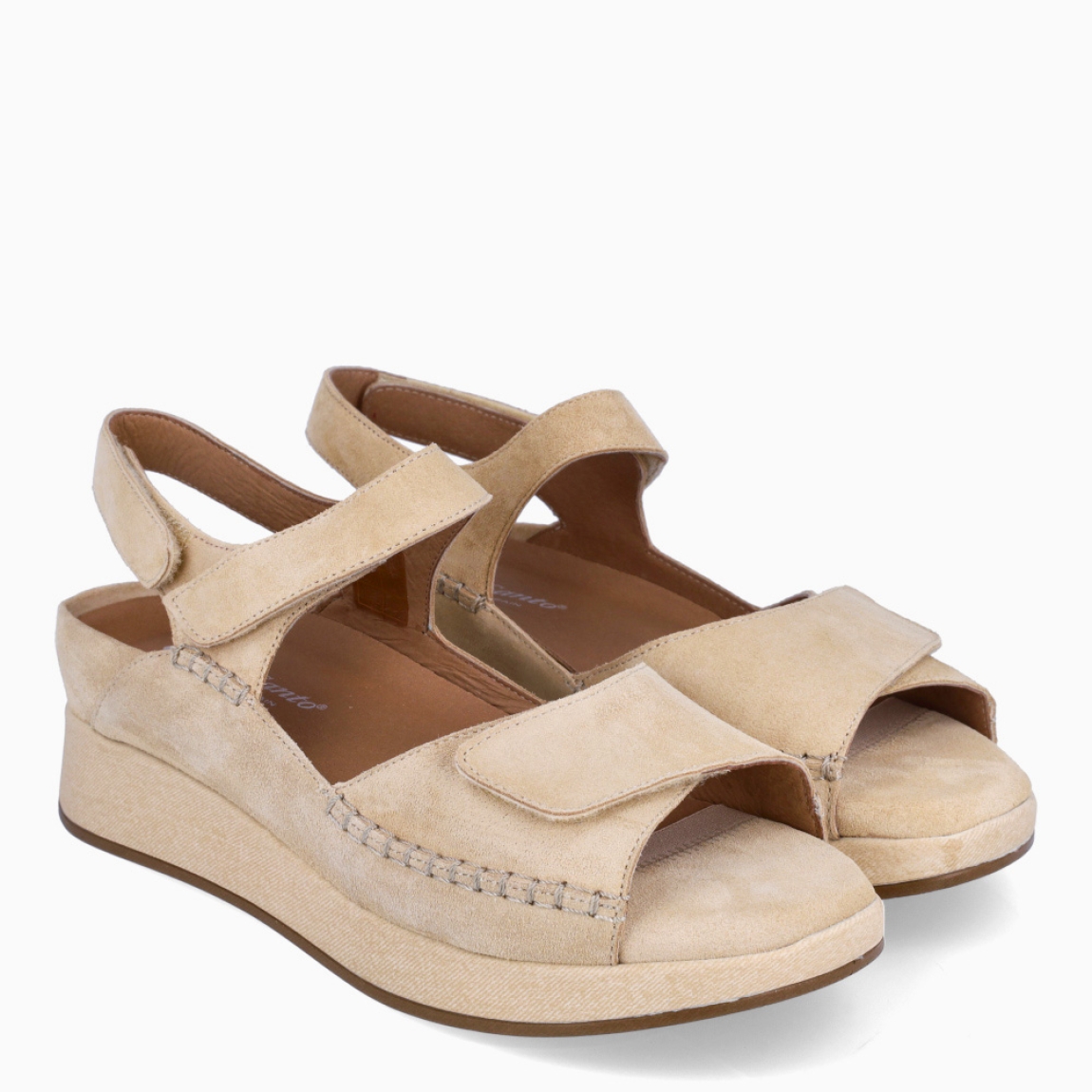 Sandalias de la marca PieSanto, modelo LEIVA. Exterior de las sandalias en ante color beig. Interior de las sandalias en piel color beig, con plantilla acolchada y extraíble para máxima comodidad. Cierre de las sandalias PieSanto con doble velcro en pala y empeine. Sandalias con plataforma de 5cm de altura. Estas sandalias PieSanto Leiva son un complemento de temporada ideal para tu día a día, gracias a su ligereza, comodidad y diseño.