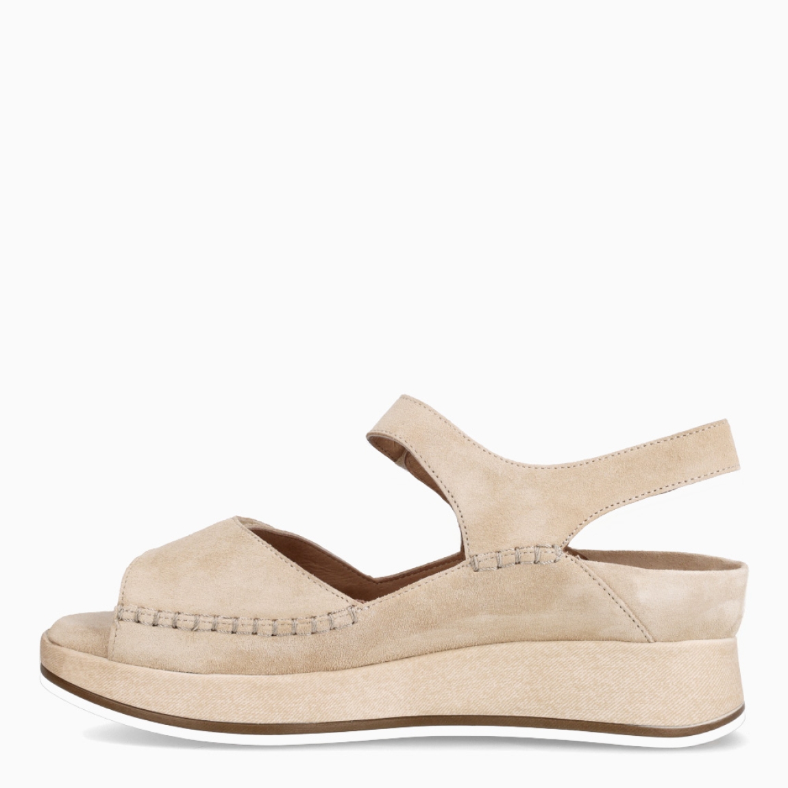 Sandalias de la marca PieSanto, modelo LEIVA. Exterior de las sandalias en ante color beig. Interior de las sandalias en piel color beig, con plantilla acolchada y extraíble para máxima comodidad. Cierre de las sandalias PieSanto con doble velcro en pala y empeine. Sandalias con plataforma de 5cm de altura. Estas sandalias PieSanto Leiva son un complemento de temporada ideal para tu día a día, gracias a su ligereza, comodidad y diseño.