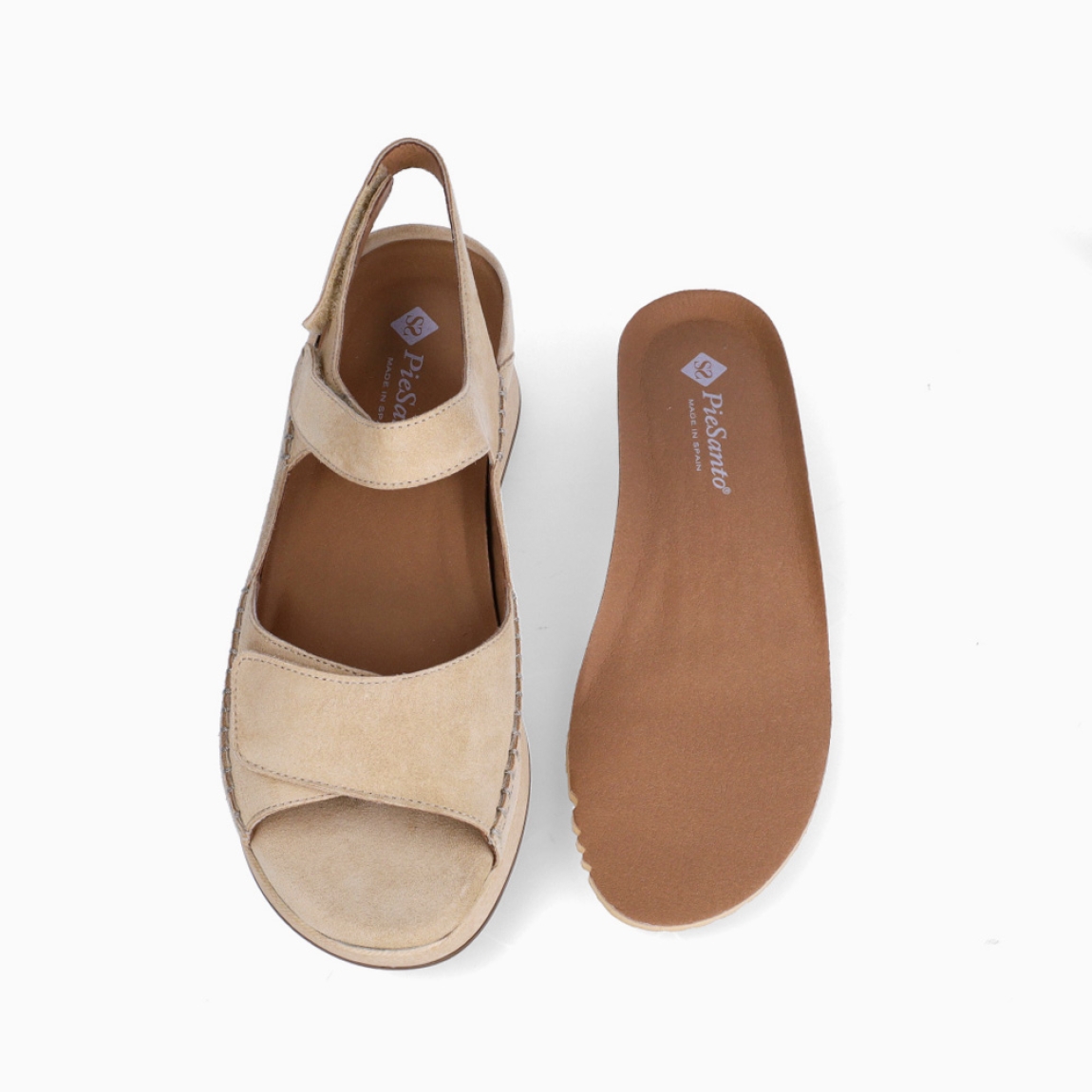 Sandalias de la marca PieSanto, modelo LEIVA. Exterior de las sandalias en ante color beig. Interior de las sandalias en piel color beig, con plantilla acolchada y extraíble para máxima comodidad. Cierre de las sandalias PieSanto con doble velcro en pala y empeine. Sandalias con plataforma de 5cm de altura. Estas sandalias PieSanto Leiva son un complemento de temporada ideal para tu día a día, gracias a su ligereza, comodidad y diseño.