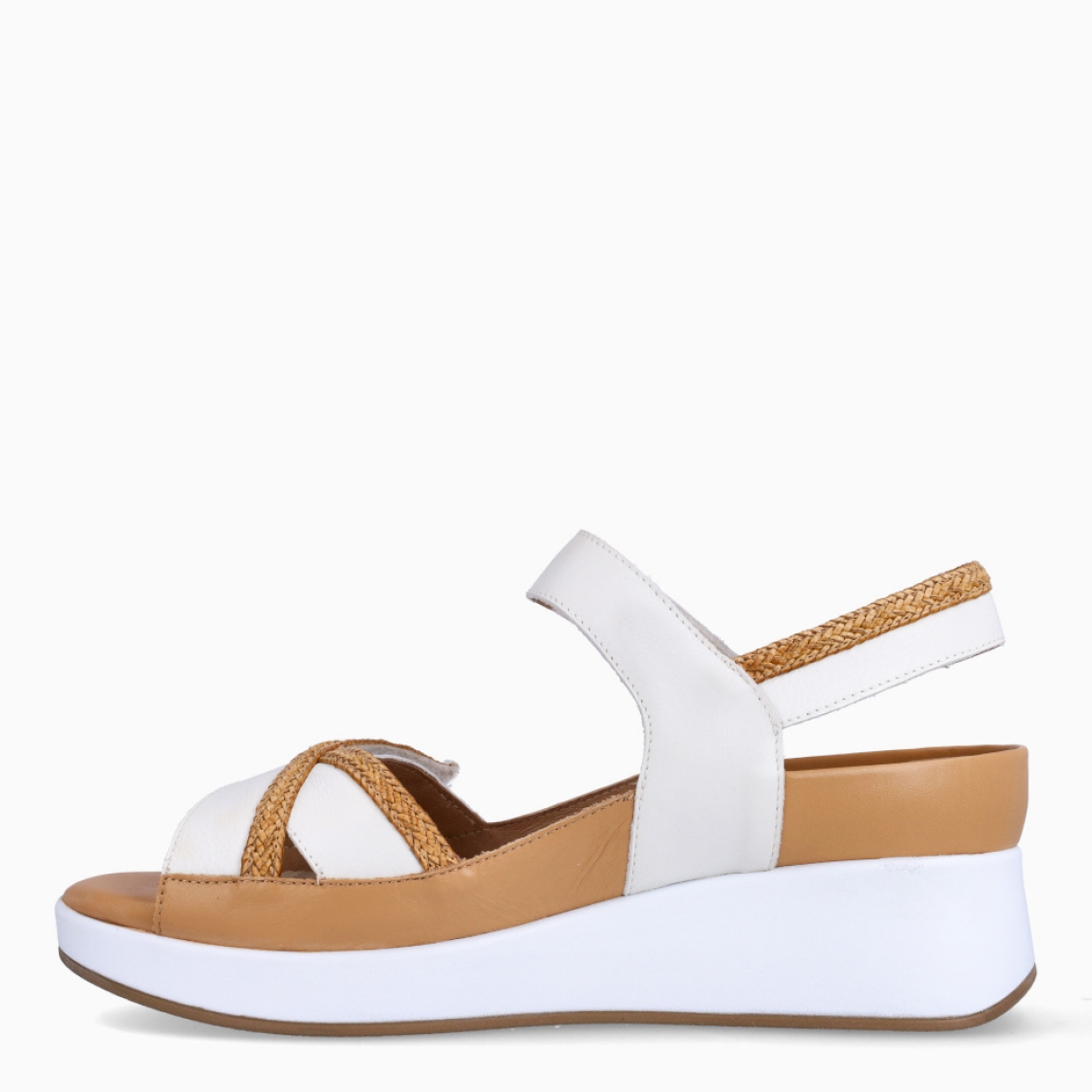 Sandalias de la marca PieSanto, modelo MARYELL. Exterior de las sandalias en piel color blanco con tiras cruzadas . Interior de las sandalias en piel color camel, con plantilla acolchada y extraíble para máxima comodidad. Cierre de las sandalias PieSanto con doble velcro en pala y empeine. Sandalias con plataforma de 5cm de altura. Estas sandalias PieSanto MARYELL son un complemento de temporada ideal para tu día a día, gracias a su ligereza, comodidad y diseño.