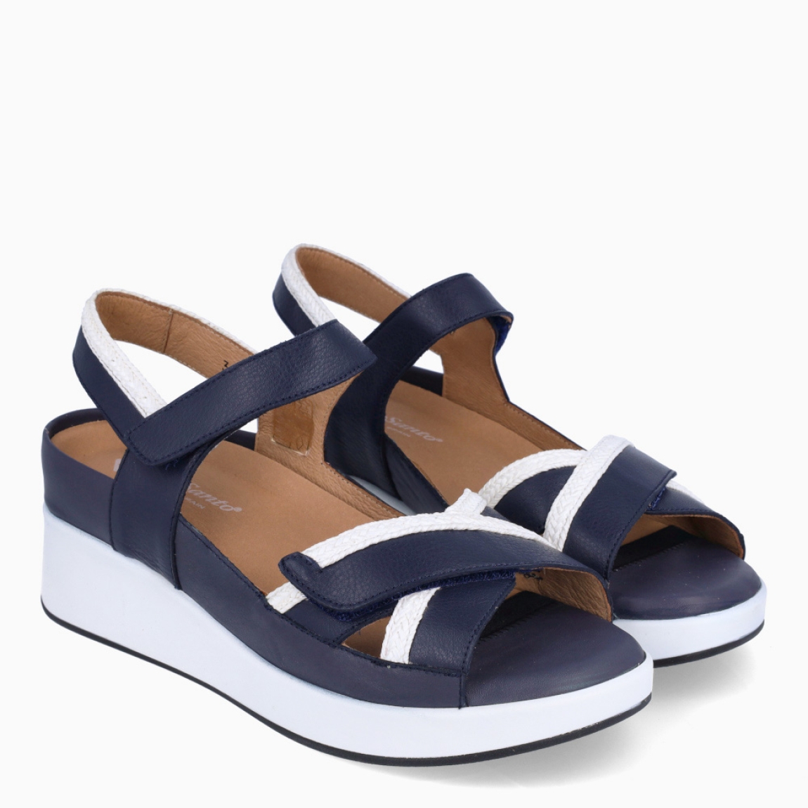 Sandalias de la marca Piesanto, modelo LONNA. Elaboradas en piel color azul marino con detalle en blanco y tiras cruzadas en pala. Interior con plantilla acolchada y extraíble para máxima comodidad. Suela con plataforma de 6cm de altura. Sandalias Piensanto LONNA, complemento ideal de comodidad para tu día a día!