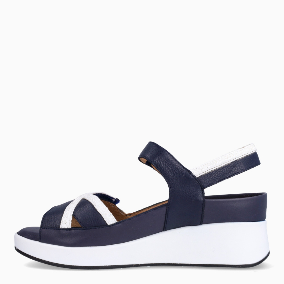 Sandalias de la marca Piesanto, modelo LONNA. Elaboradas en piel color azul marino con detalle en blanco y tiras cruzadas en pala. Interior con plantilla acolchada y extraíble para máxima comodidad. Suela con plataforma de 6cm de altura. Sandalias Piensanto LONNA, complemento ideal de comodidad para tu día a día!