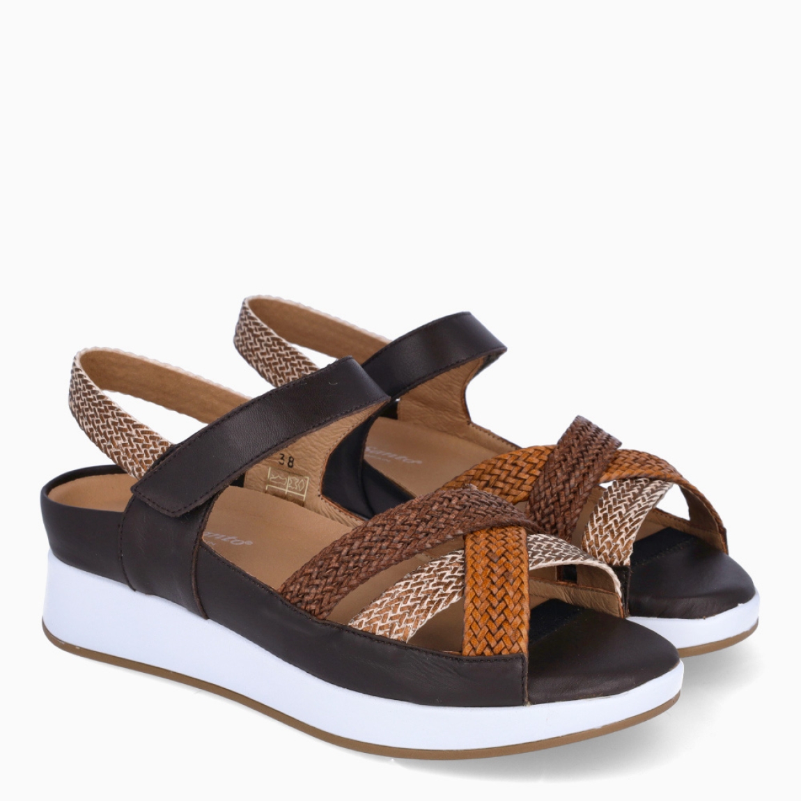 Sandalias de la marca Piesanto, modelo MINERVA. Elaboradas en piel trenzada color marrón con tiras cruzadas en pala. Interior con plantilla acolchada y extraíble para máxima comodidad. Suela con plataforma de 5cm de altura. Sandalias Piensanto MINERVA, complemento ideal de comodidad para tu día a día!