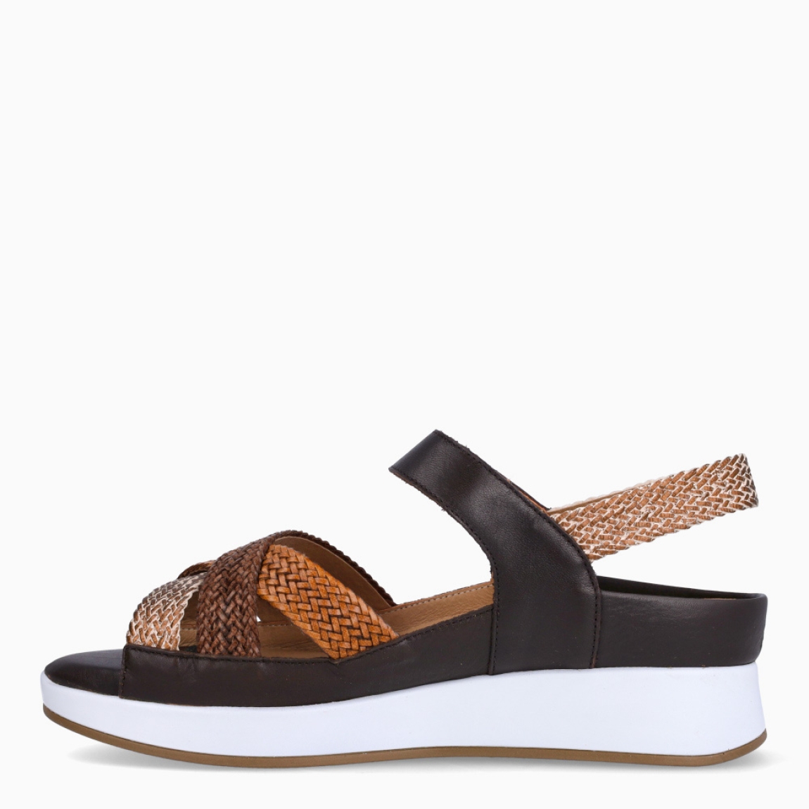 Sandalias de la marca Piesanto, modelo MINERVA. Elaboradas en piel trenzada color marrón con tiras cruzadas en pala. Interior con plantilla acolchada y extraíble para máxima comodidad. Suela con plataforma de 5cm de altura. Sandalias Piensanto MINERVA, complemento ideal de comodidad para tu día a día!