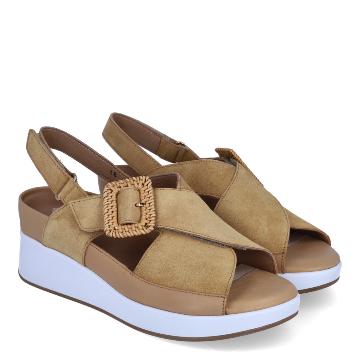 Sandalias de la marca Piesanto, modelo LOUISA. Elaboradas en ante color camel con y tiras cruzadas y hebilla en pala. Interior con plantilla acolchada y extraíble para máxima comodidad. Suela con plataforma de 5cm de altura. Cierre con velcro. Sandalias Piensanto LOUISA, complemento ideal de comodidad para tu día a día!