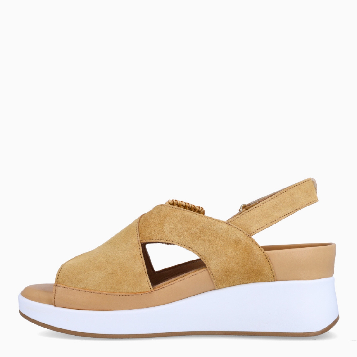 Sandalias de la marca Piesanto, modelo LOUISA. Elaboradas en ante color camel con y tiras cruzadas y hebilla en pala. Interior con plantilla acolchada y extraíble para máxima comodidad. Suela con plataforma de 5cm de altura. Cierre con velcro. Sandalias Piensanto LOUISA, complemento ideal de comodidad para tu día a día!