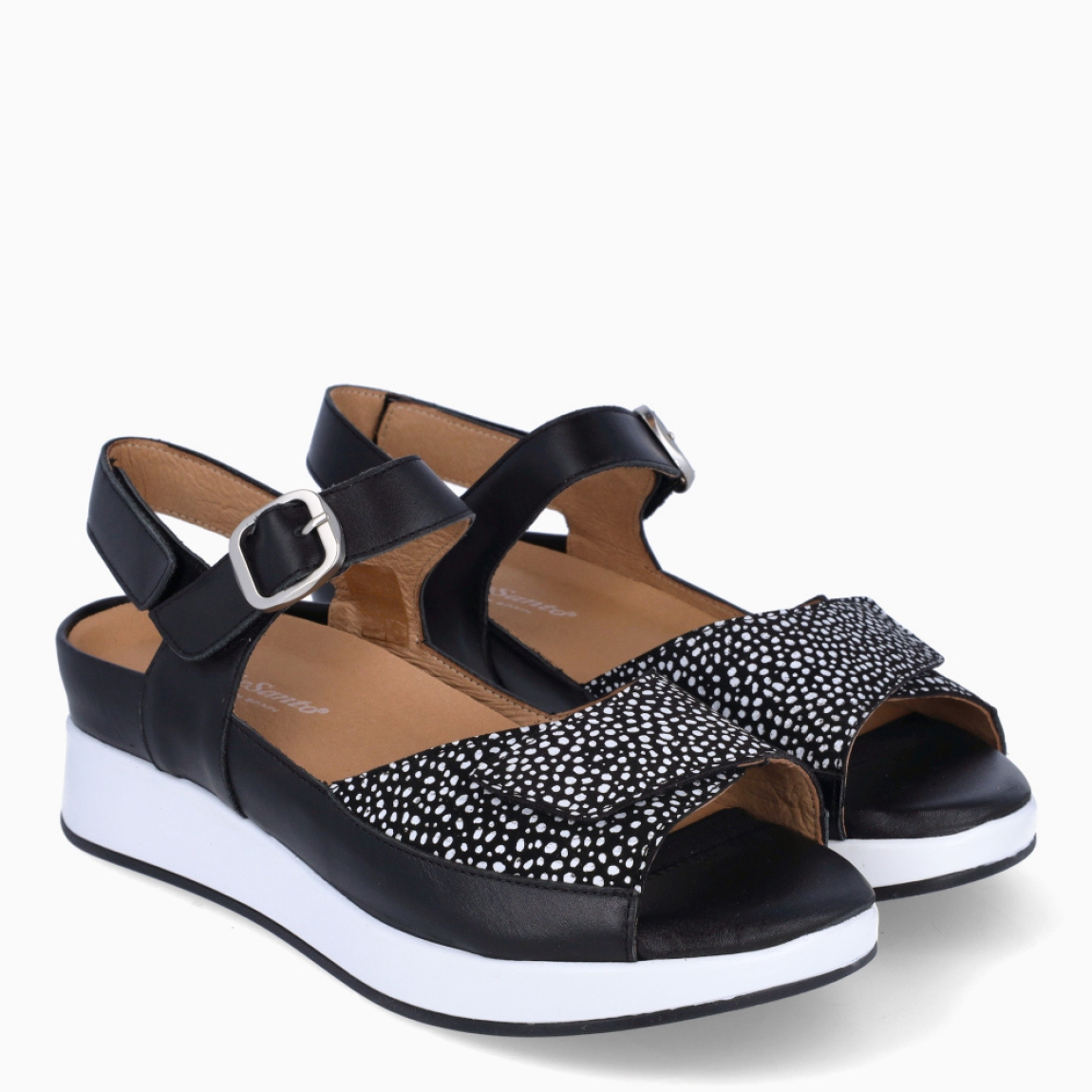 Sandalias de la marca Piesanto, modelo MAJU. Elaboradas en piel color negro con detalle en estampado y tira con velcro en pala. Interior con plantilla acolchada y extraíble para máxima comodidad. Suela con plataforma de 5cm de altura. Cierre con velcro en pala y hebilla en tobillo. Sandalias Piensanto MAJU, complemento ideal de comodidad para tu día a día!