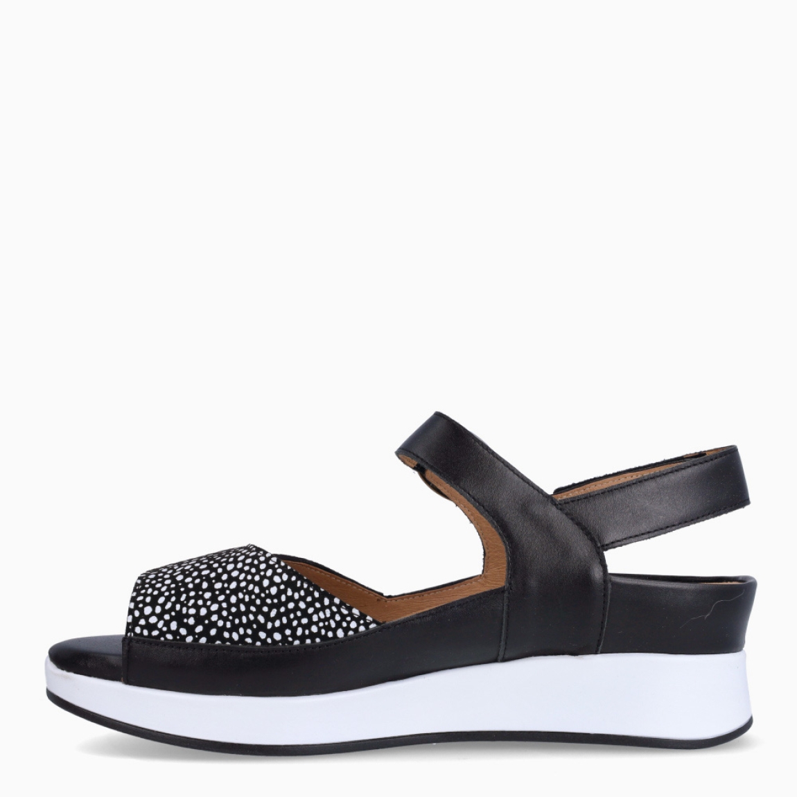 Sandalias de la marca Piesanto, modelo MAJU. Elaboradas en piel color negro con detalle en estampado y tira con velcro en pala. Interior con plantilla acolchada y extraíble para máxima comodidad. Suela con plataforma de 5cm de altura. Cierre con velcro en pala y hebilla en tobillo. Sandalias Piensanto MAJU, complemento ideal de comodidad para tu día a día!