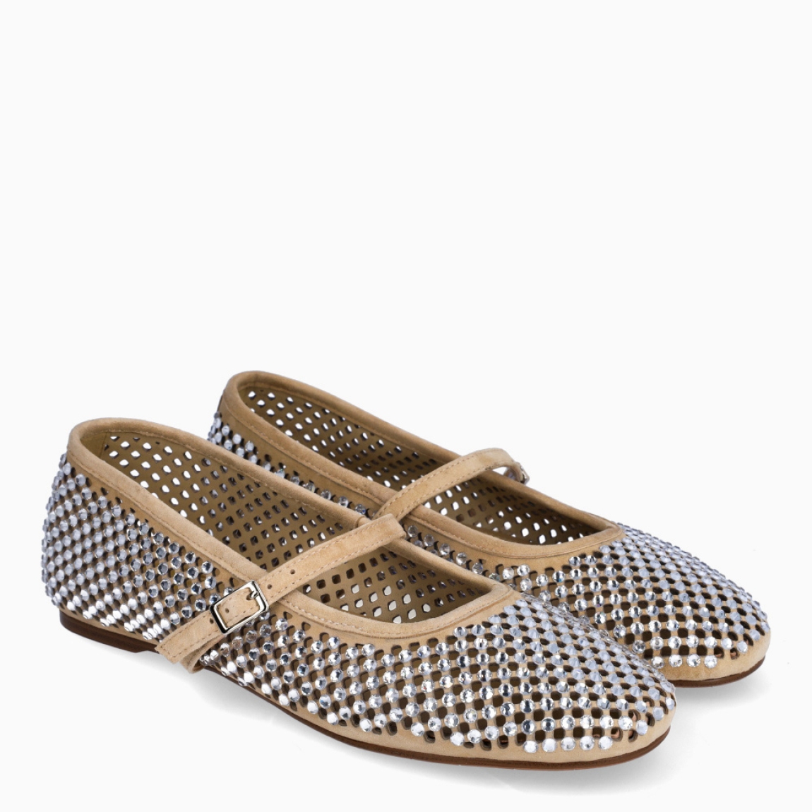 Merceditas de la marca Itse, modelo STONE. Merceditas elaboradas en ante color camel con tachuelas brillantes por todo el calzado. Interior de merceditas en piel color camel. Merceditas con cierre de hebilla en pala. Merceditas Itse con suela de goma plana. Estas sandalias Itse STONE son ideales para ti!