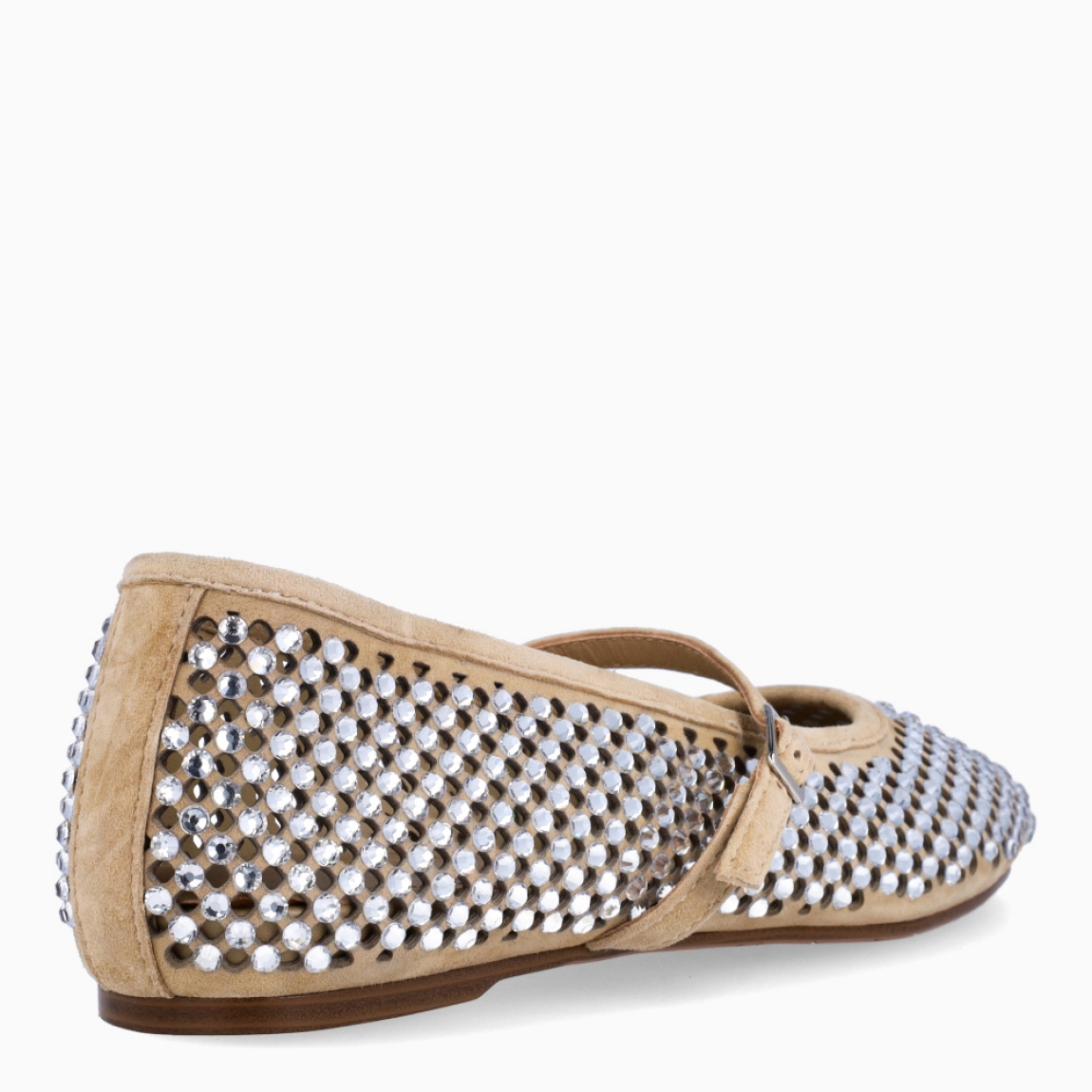 Merceditas de la marca Itse, modelo STONE. Merceditas elaboradas en ante color camel con tachuelas brillantes por todo el calzado. Interior de merceditas en piel color camel. Merceditas con cierre de hebilla en pala. Merceditas Itse con suela de goma plana. Estas sandalias Itse STONE son ideales para ti!