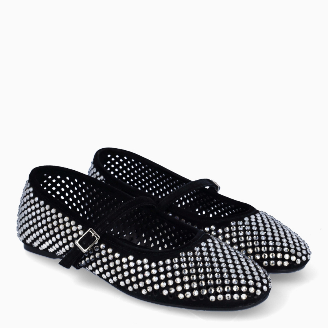 Merceditas de la marca Itse, modelo STONE. Merceditas elaboradas en ante color negro con tachuelas brillantes por todo el calzado. Interior de merceditas en piel color negro. Merceditas con cierre de hebilla en pala. Merceditas Itse con suela de goma plana. Estas sandalias Itse STONE son ideales para ti!