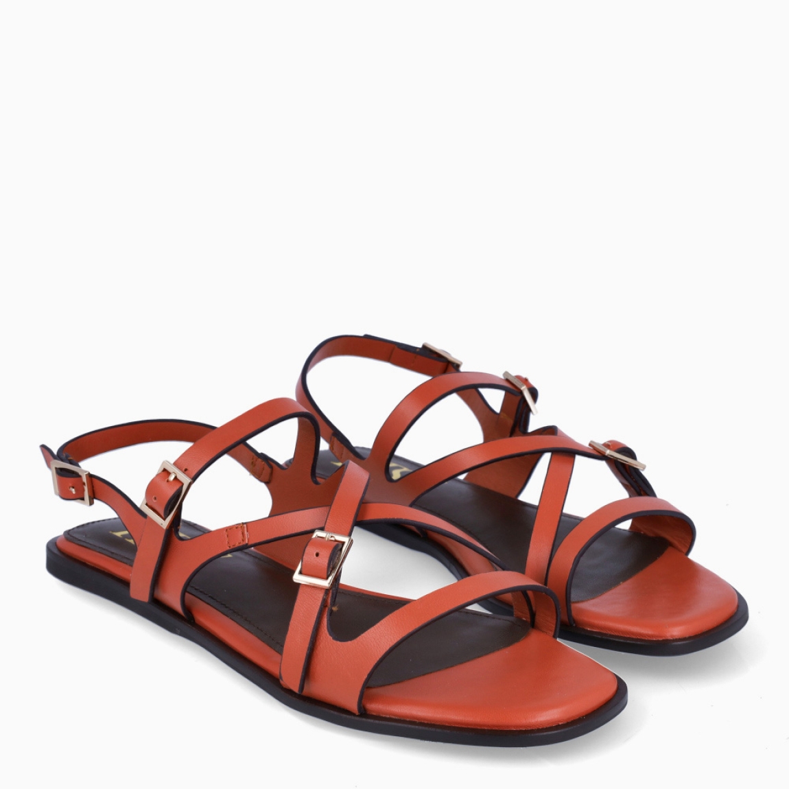 Sandalias de la marca Itse, modelo BELEN. Sandalias elaboradas en piel color naranja. Interior de sandalias en piel color marrón Sandalias con tiras cruzadas en pala y cierre con tres hebillas, dos en pala y una en tobillo. Sandas Itse con suela de goma plana. Estas sandalias Itse BELEN son ideales para ti!
