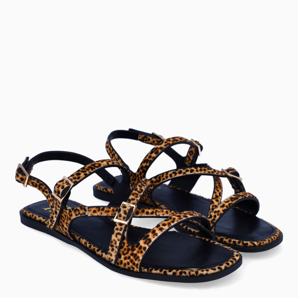 Sandalias de la marca Itse, modelo BELEN. Sandalias elaboradas en piel potro con estampado animal print de leopardo. Interior de sandalias en piel color negro. Sandalias con tiras cruzadas en pala y cierre con tres hebillas, dos en pala y una en tobillo. Sandas Itse con suela de goma plana. Estas sandalias Itse BELEN son ideales para ti!