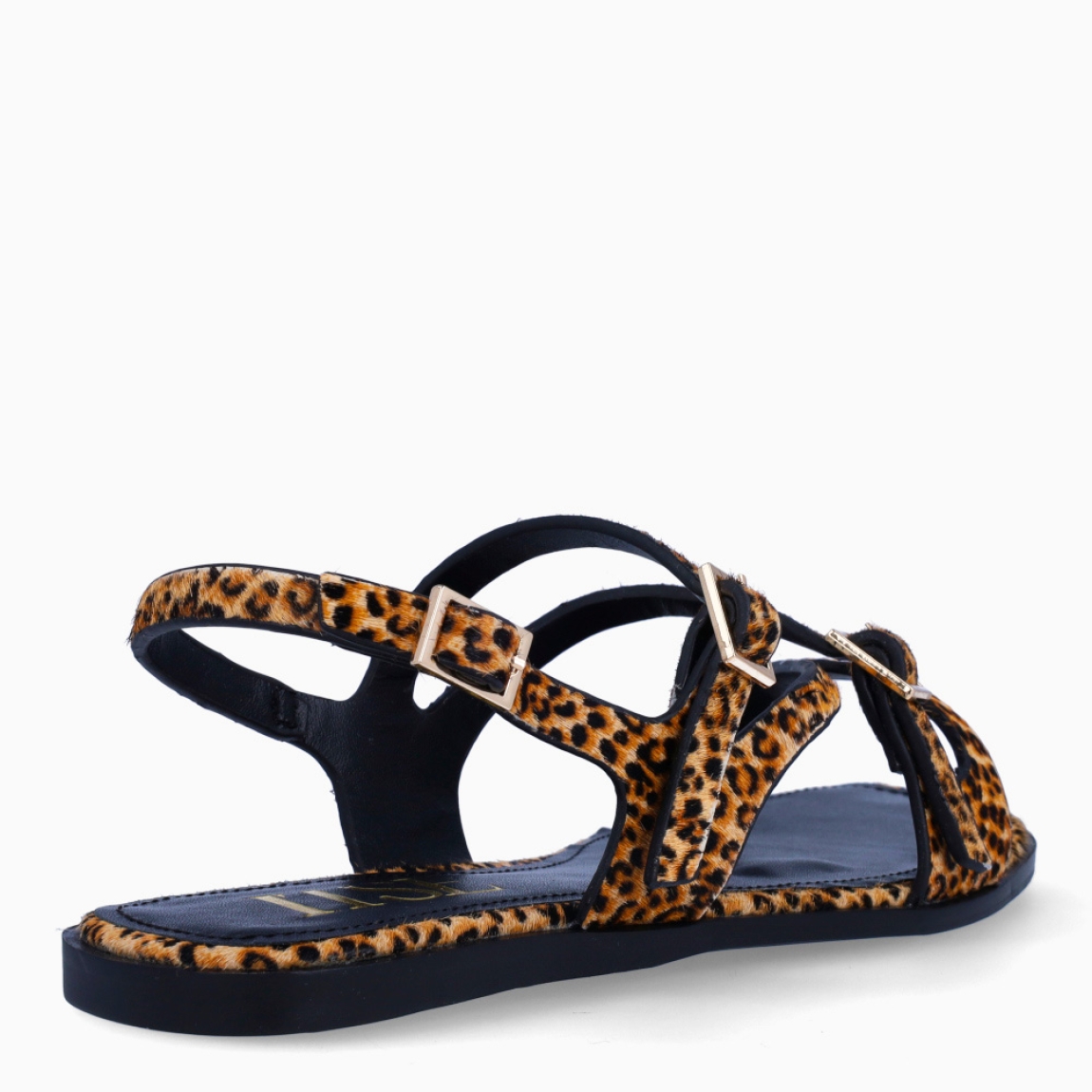 Sandalias de la marca Itse, modelo BELEN. Sandalias elaboradas en piel potro con estampado animal print de leopardo. Interior de sandalias en piel color negro. Sandalias con tiras cruzadas en pala y cierre con tres hebillas, dos en pala y una en tobillo. Sandas Itse con suela de goma plana. Estas sandalias Itse BELEN son ideales para ti!