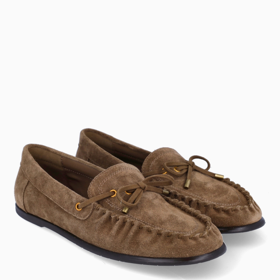 Mocasines de la marca Itse, modelo ZOE. Mocasines elaborados en ante con efecto cosidos color taupe y detalle de lazo en pala. Interior en piel color marrón. Mocasines Itse con suela de goma plana. Mocasines Itse ZOE ideales para esta temporada!