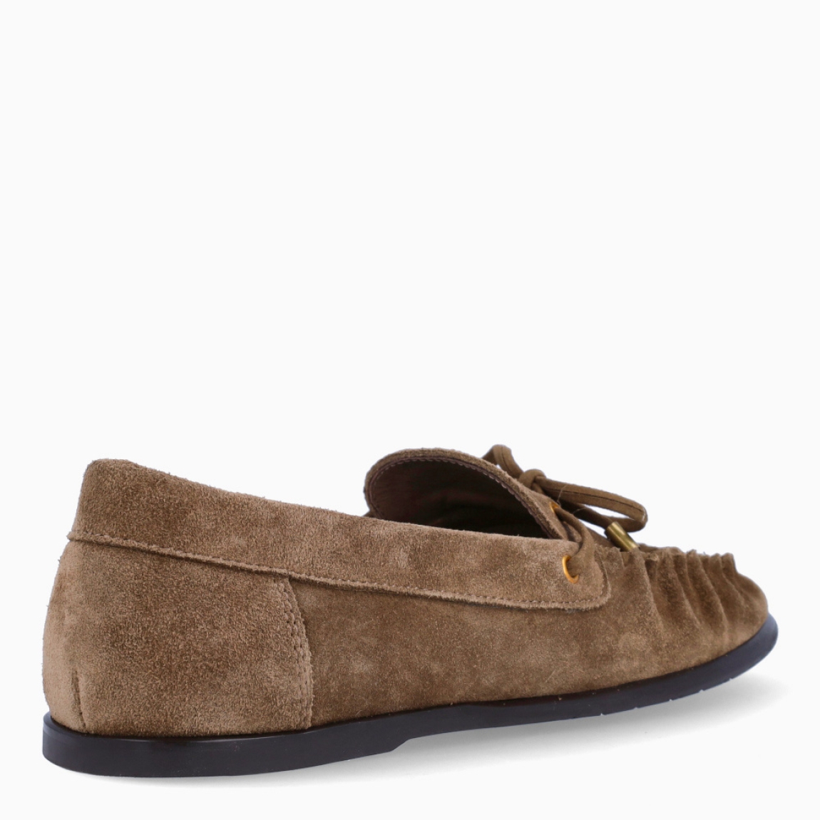 Mocasines de la marca Itse, modelo ZOE. Mocasines elaborados en ante con efecto cosidos color taupe y detalle de lazo en pala. Interior en piel color marrón. Mocasines Itse con suela de goma plana. Mocasines Itse ZOE ideales para esta temporada!