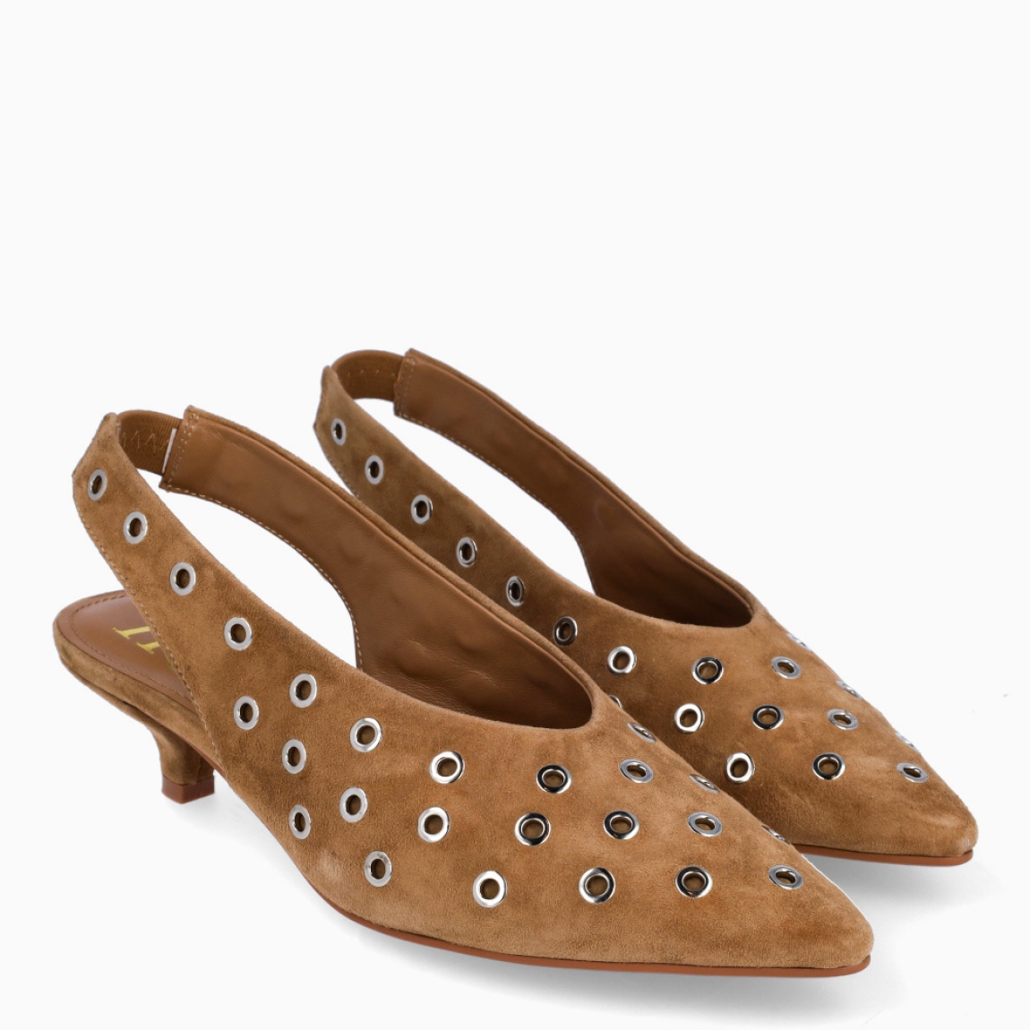 Salones de la marca Itse, modelo ZAFIR. Salones elaborados en ante color camel con tachuelas redondas por todo el calzado. Interior de salones en piel color camel. Salones con cierre de goma elástica en tobillo. Salones Itse con tacón de 3cm de altura. Estos salones Itse ZAFIR son ideales para ti!