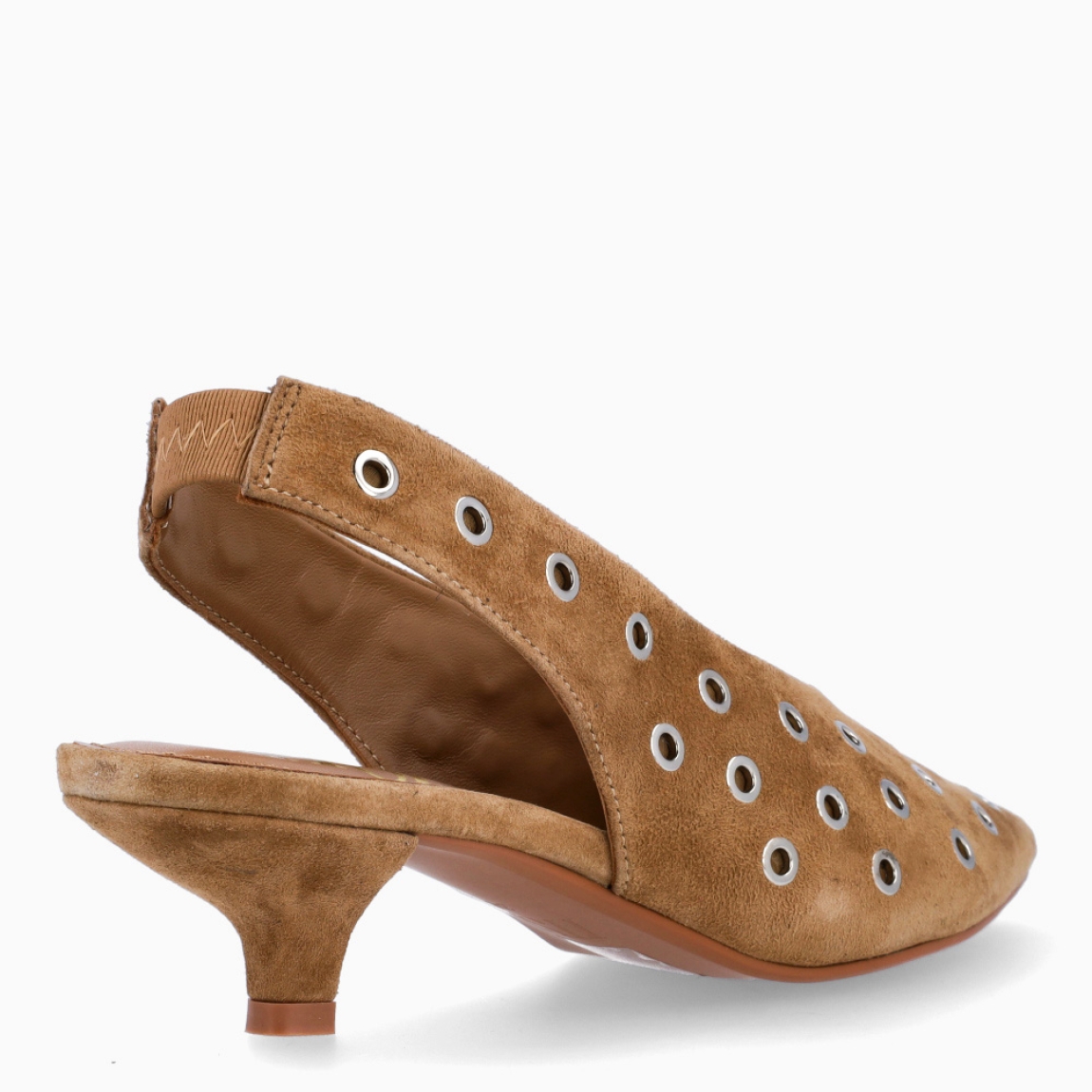 Salones de la marca Itse, modelo ZAFIR. Salones elaborados en ante color camel con tachuelas redondas por todo el calzado. Interior de salones en piel color camel. Salones con cierre de goma elástica en tobillo. Salones Itse con tacón de 3cm de altura. Estos salones Itse ZAFIR son ideales para ti!