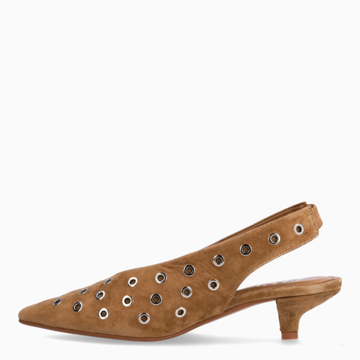 Salones de la marca Itse, modelo ZAFIR. Salones elaborados en ante color camel con tachuelas redondas por todo el calzado. Interior de salones en piel color camel. Salones con cierre de goma elástica en tobillo. Salones Itse con tacón de 3cm de altura. Estos salones Itse ZAFIR son ideales para ti!