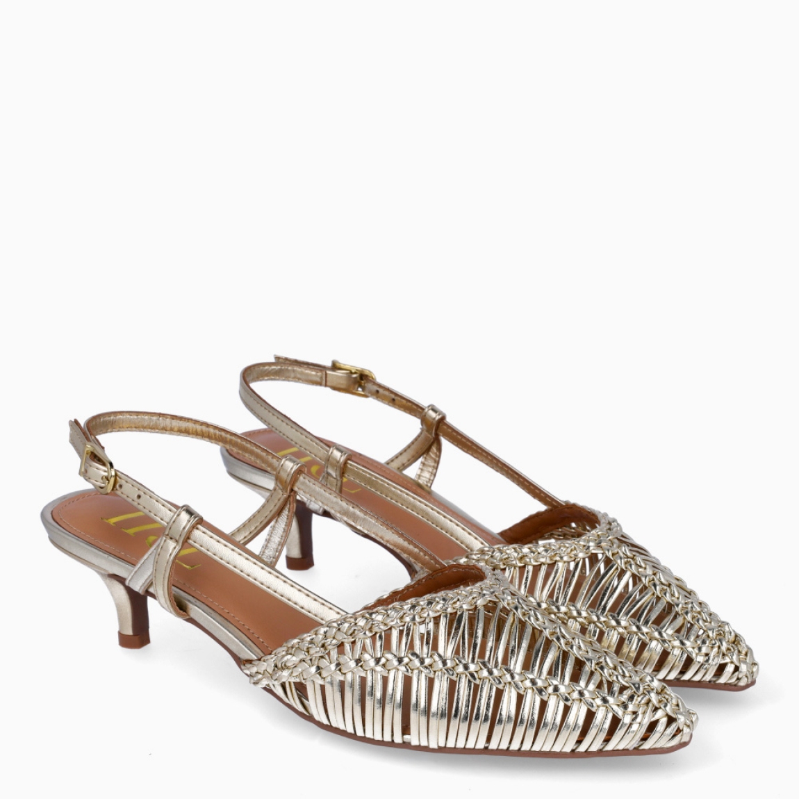 Salones de la marca Itse, modelo CARSON. Elaborados en piel trenzada color platino con punta lápiz. Interior en piel color nude. Cierre con hebilla en tobillo. Salones destalonados con tacón de 4cm de altura. Estos salones Itse CARSON son ideales para tus eventos!