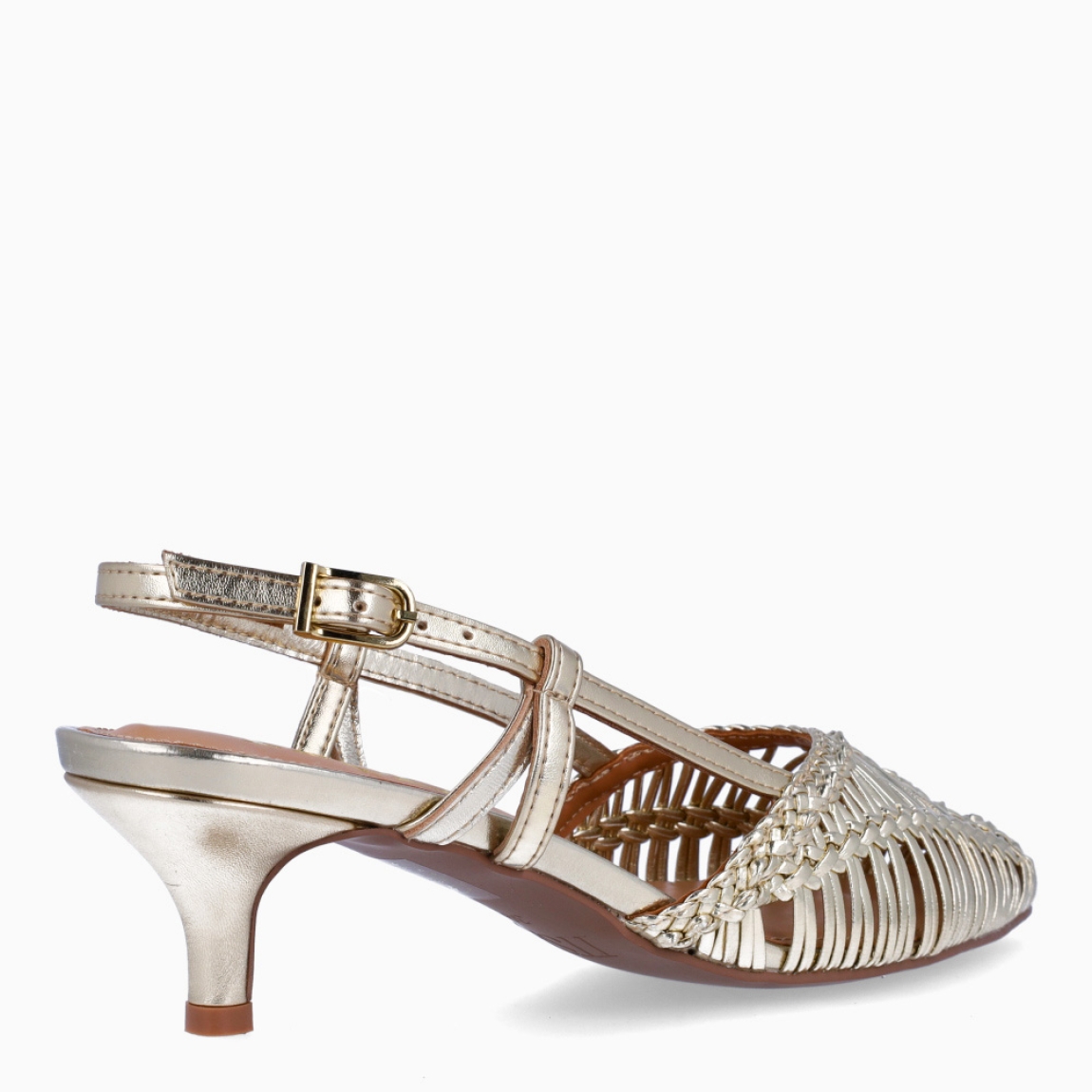 Salones de la marca Itse, modelo CARSON. Elaborados en piel trenzada color platino con punta lápiz. Interior en piel color nude. Cierre con hebilla en tobillo. Salones destalonados con tacón de 4cm de altura. Estos salones Itse CARSON son ideales para tus eventos!