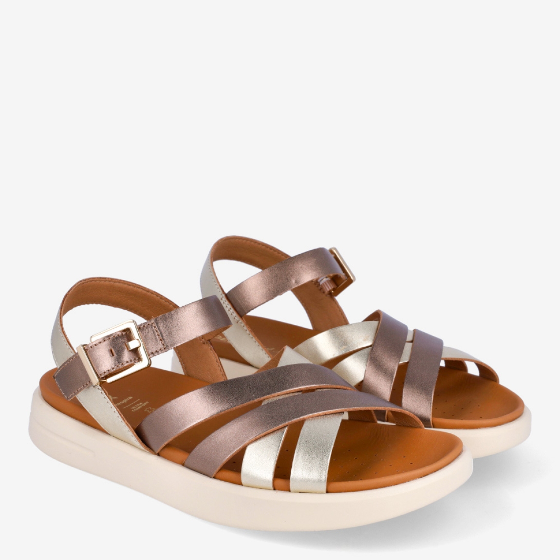 Sandalias de la marca Geox, modelo MOCHE. Exterior de las sandalias en piel color beig con diseño de tiras cruzadas. Interior de las sandalias en goma color camel. Cierre de las sandalias Geox con hebilla en el tobillo. Sandalias Geox con suela plana de 2.5cm de altura. Estas sandalias Geox MOCHE son el complemento clásico e ideal para tu armario de temporada, podrás lucirlos en tu día a día con una comodidad máxima!