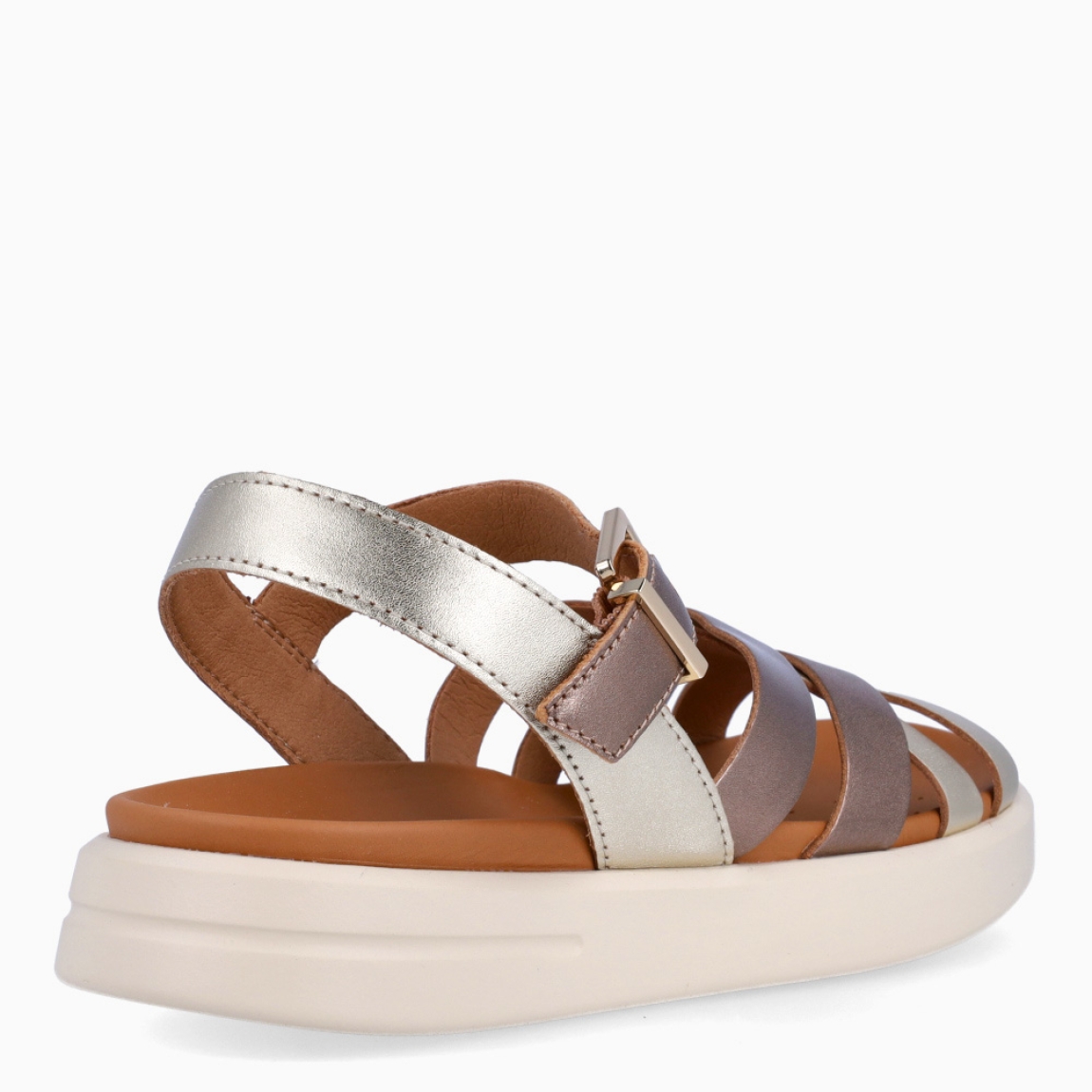 Sandalias de la marca Geox, modelo MOCHE. Exterior de las sandalias en piel color beig con diseño de tiras cruzadas. Interior de las sandalias en goma color camel. Cierre de las sandalias Geox con hebilla en el tobillo. Sandalias Geox con suela plana de 2.5cm de altura. Estas sandalias Geox MOCHE son el complemento clásico e ideal para tu armario de temporada, podrás lucirlos en tu día a día con una comodidad máxima!