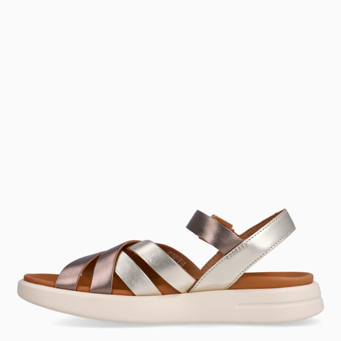 Sandalias de la marca Geox, modelo MOCHE. Exterior de las sandalias en piel color beig con diseño de tiras cruzadas. Interior de las sandalias en goma color camel. Cierre de las sandalias Geox con hebilla en el tobillo. Sandalias Geox con suela plana de 2.5cm de altura. Estas sandalias Geox MOCHE son el complemento clásico e ideal para tu armario de temporada, podrás lucirlos en tu día a día con una comodidad máxima!