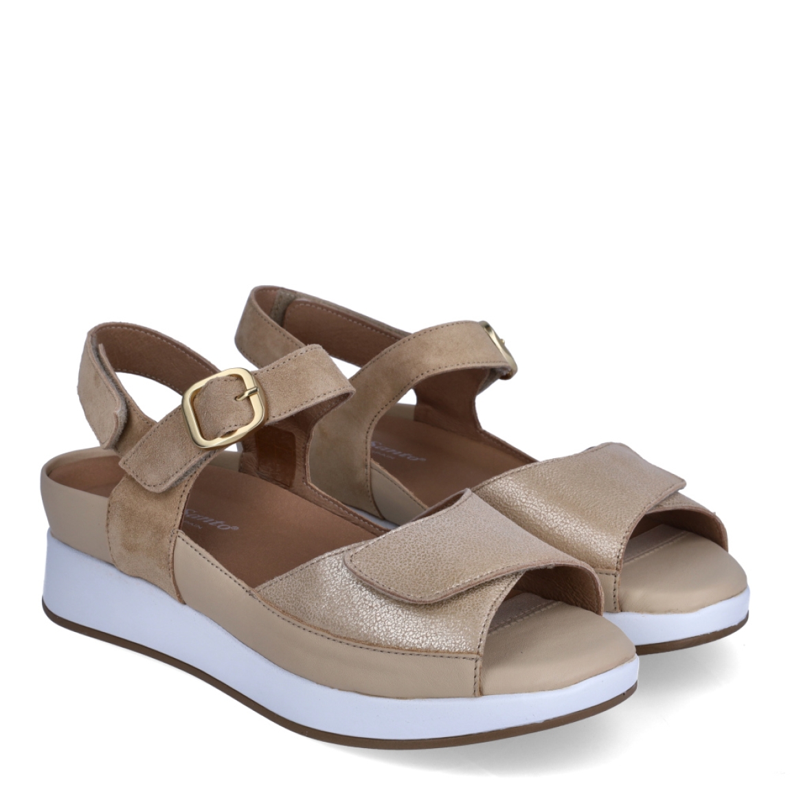 Sandalias de la marca PieSanto, modelo LEIVA. Exterior de las sandalias en piel color beig con detalle en ante y escarchado. Interior de las sandalias en piel color marrón. Cierre de las sandalias PieSanto con velcro en pala y hebilla en empeine. Sandalias con plataforma de 5cm de altura. Estas sandalias PieSanto Leiva son un complemento de temporada ideal para tu día a día, gracias a su ligereza, comodidad y diseño.