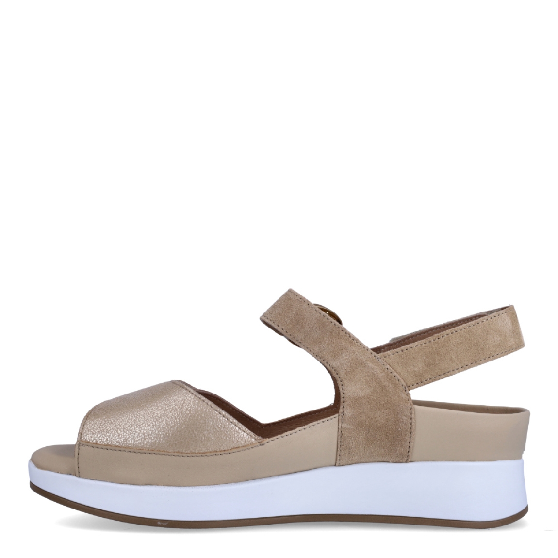 Sandalias de la marca PieSanto, modelo LEIVA. Exterior de las sandalias en piel color beig con detalle en ante y escarchado. Interior de las sandalias en piel color marrón. Cierre de las sandalias PieSanto con velcro en pala y hebilla en empeine. Sandalias con plataforma de 5cm de altura. Estas sandalias PieSanto Leiva son un complemento de temporada ideal para tu día a día, gracias a su ligereza, comodidad y diseño.