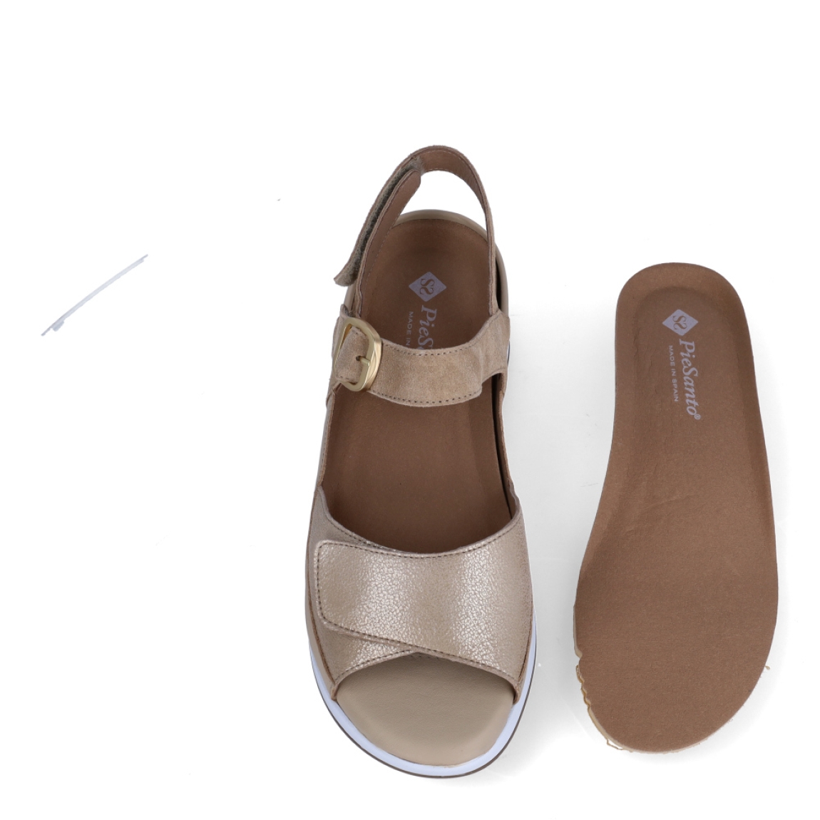 Sandalias de la marca PieSanto, modelo LEIVA. Exterior de las sandalias en piel color beig con detalle en ante y escarchado. Interior de las sandalias en piel color marrón. Cierre de las sandalias PieSanto con velcro en pala y hebilla en empeine. Sandalias con plataforma de 5cm de altura. Estas sandalias PieSanto Leiva son un complemento de temporada ideal para tu día a día, gracias a su ligereza, comodidad y diseño.