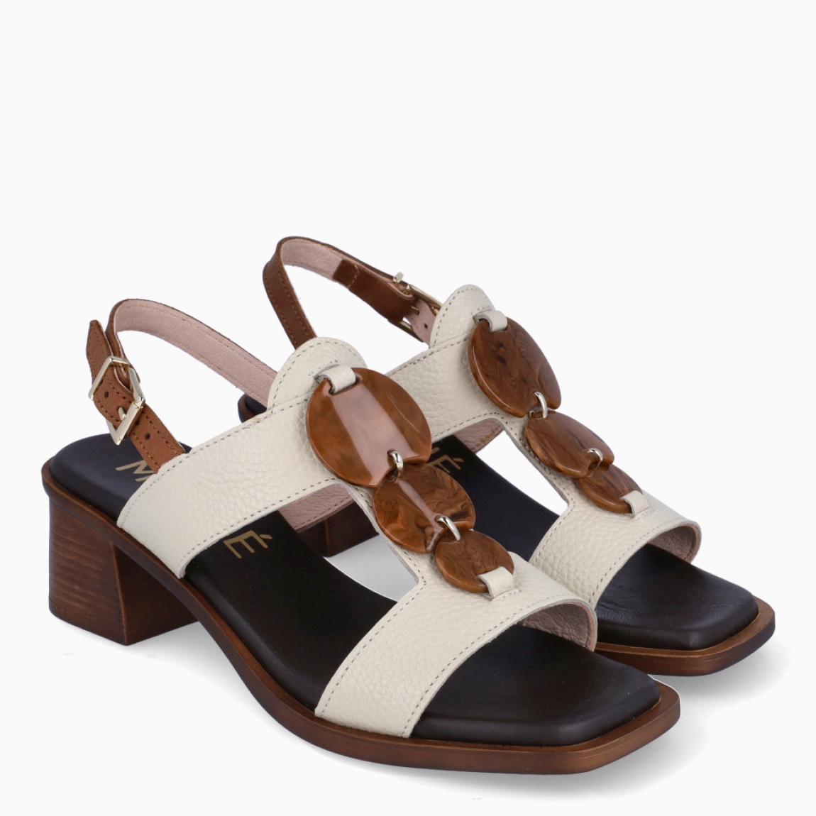 Sandalias de la marca Munné, modelo SHONDA. Elaboradas en piel color crema con tiras en pala y detalle de 3 piedras en ellas. Interior en piel color marrón. Cierre de sandalias Munné con hebilla en tobillo y cuña de 5cm de altura. Estas sandalias Munné SHONDA, son un complemento ideal para esta temporada!